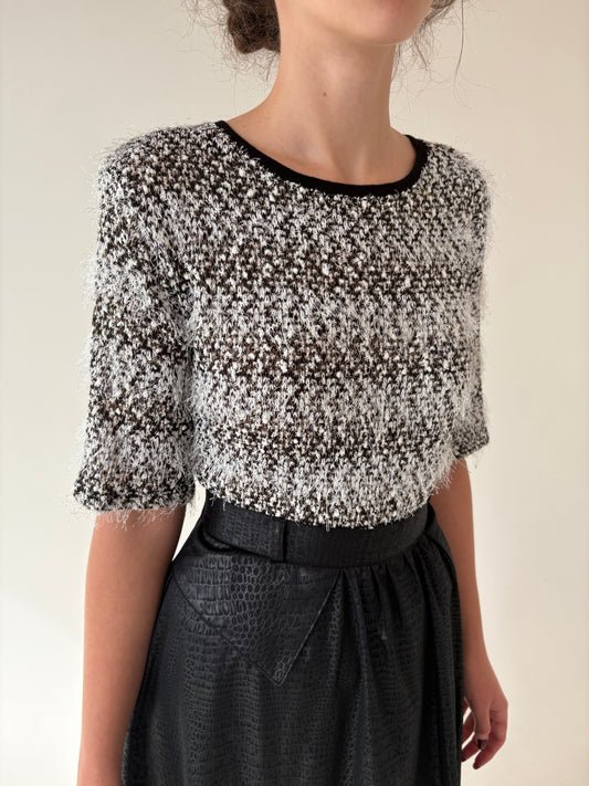 Top din jerse pufos in stil Chanel cu franjuri fine și inserții delicate aurii