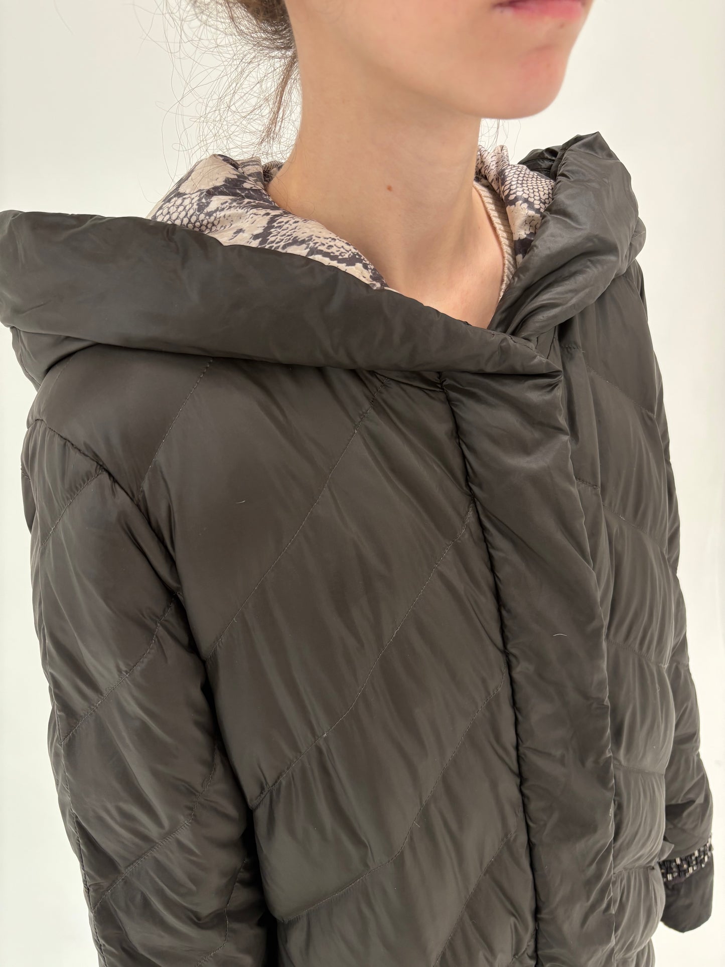 Geacă din puf luxury Laurel by Escada cu glugă si interior snake print