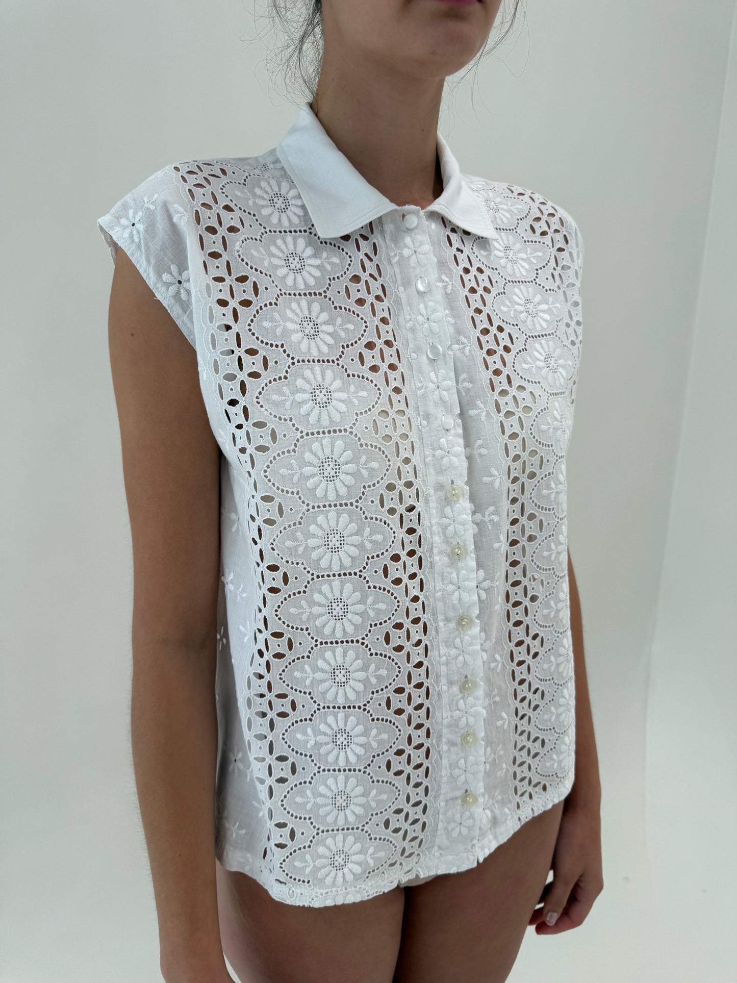 Cămașa excepțională în croi minimalist integral cu broderie anglaise