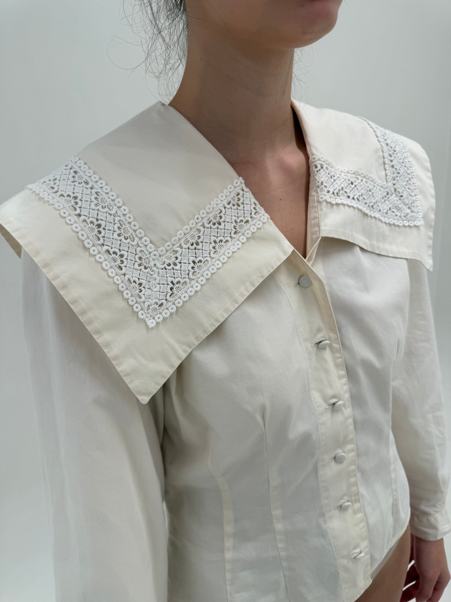 Cămașa vintage structurată cu guler supradimensionat și dantelă macrame