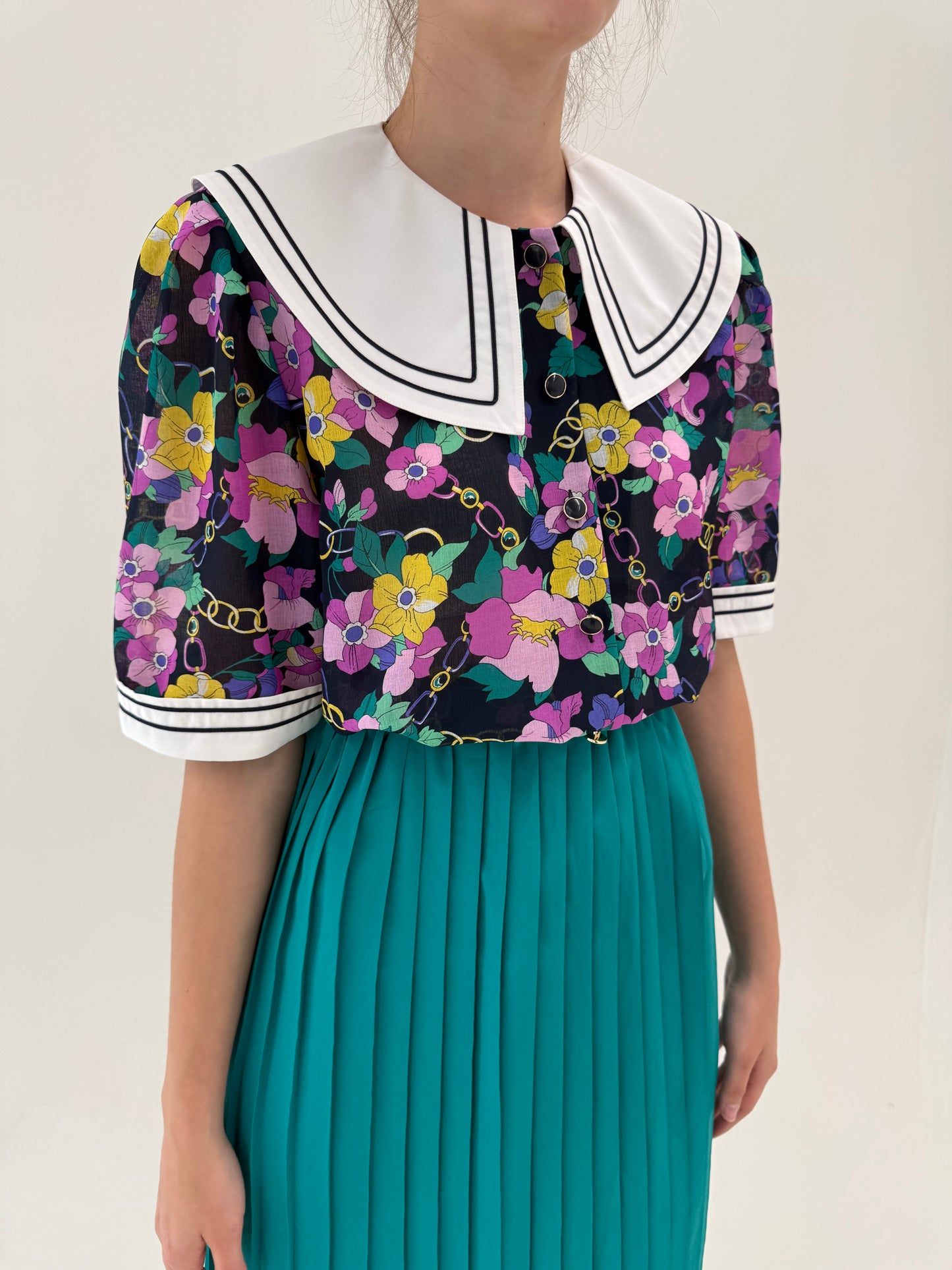 Cămașa vintage cu guler supradimensionat și print floral
