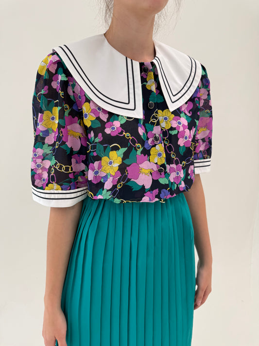 Cămașa vintage cu guler supradimensionat și print floral