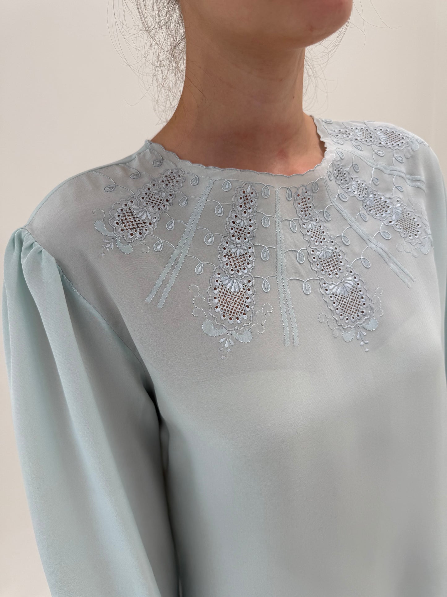 Cămașa bijterie baby blue din mătase naturală cu broderie manuală excepțională