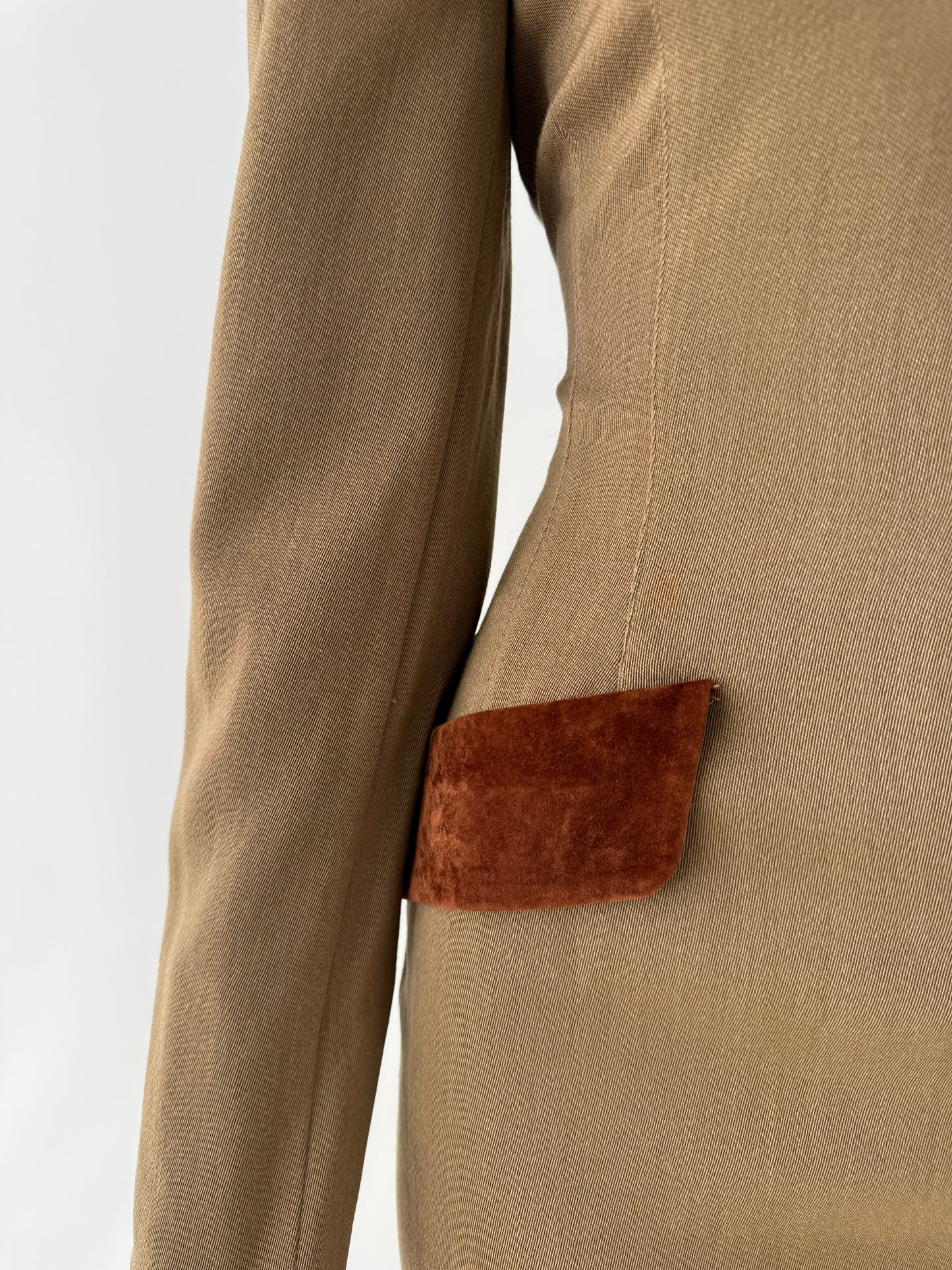 Rochie camel tip sacou în croi cambrat și nasturi aurii și si inserții de catifea