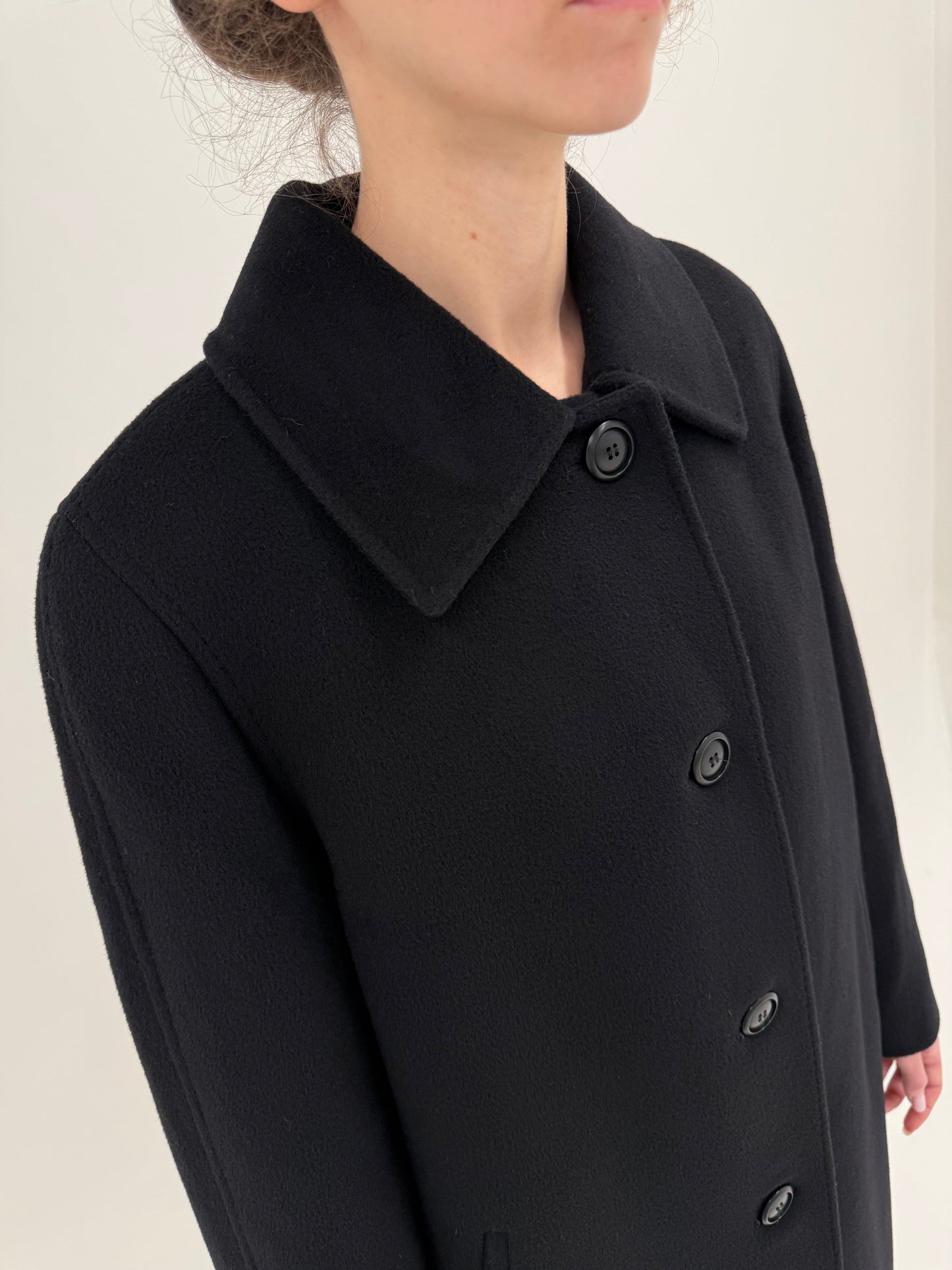 Palton negru italian din stofă de lana excepțională în croi clasic revenit în trend