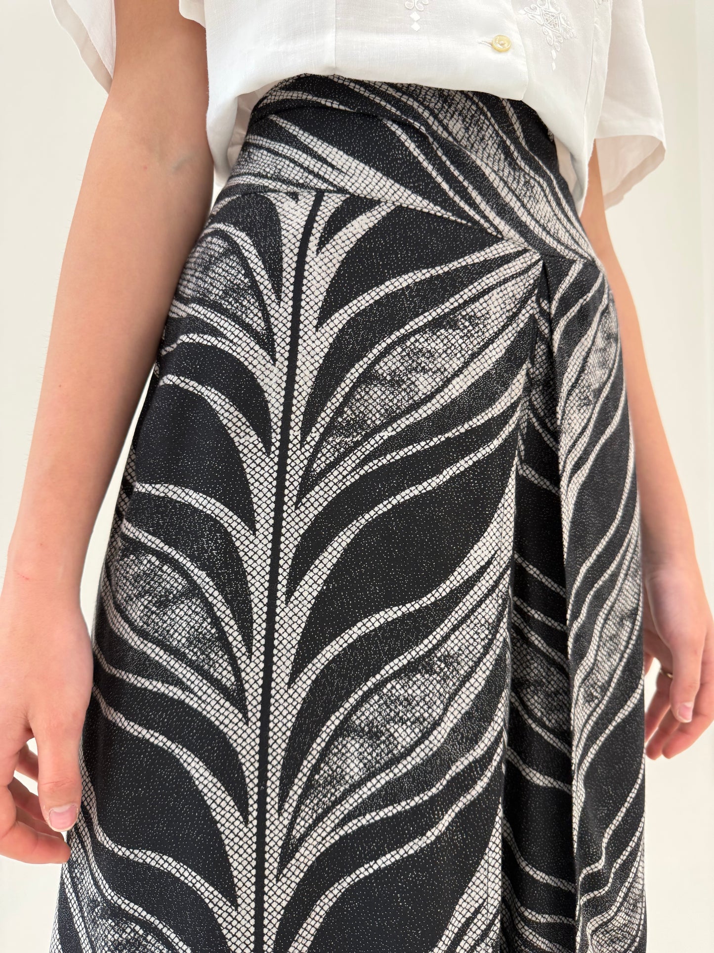 Pantaloni negri palazzo cu print organic stilizat