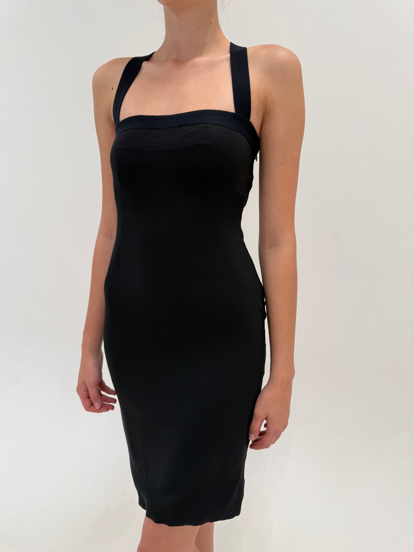 Rochie Dolce&Gabbana neagră ultra modelatoare în croi specific brandului