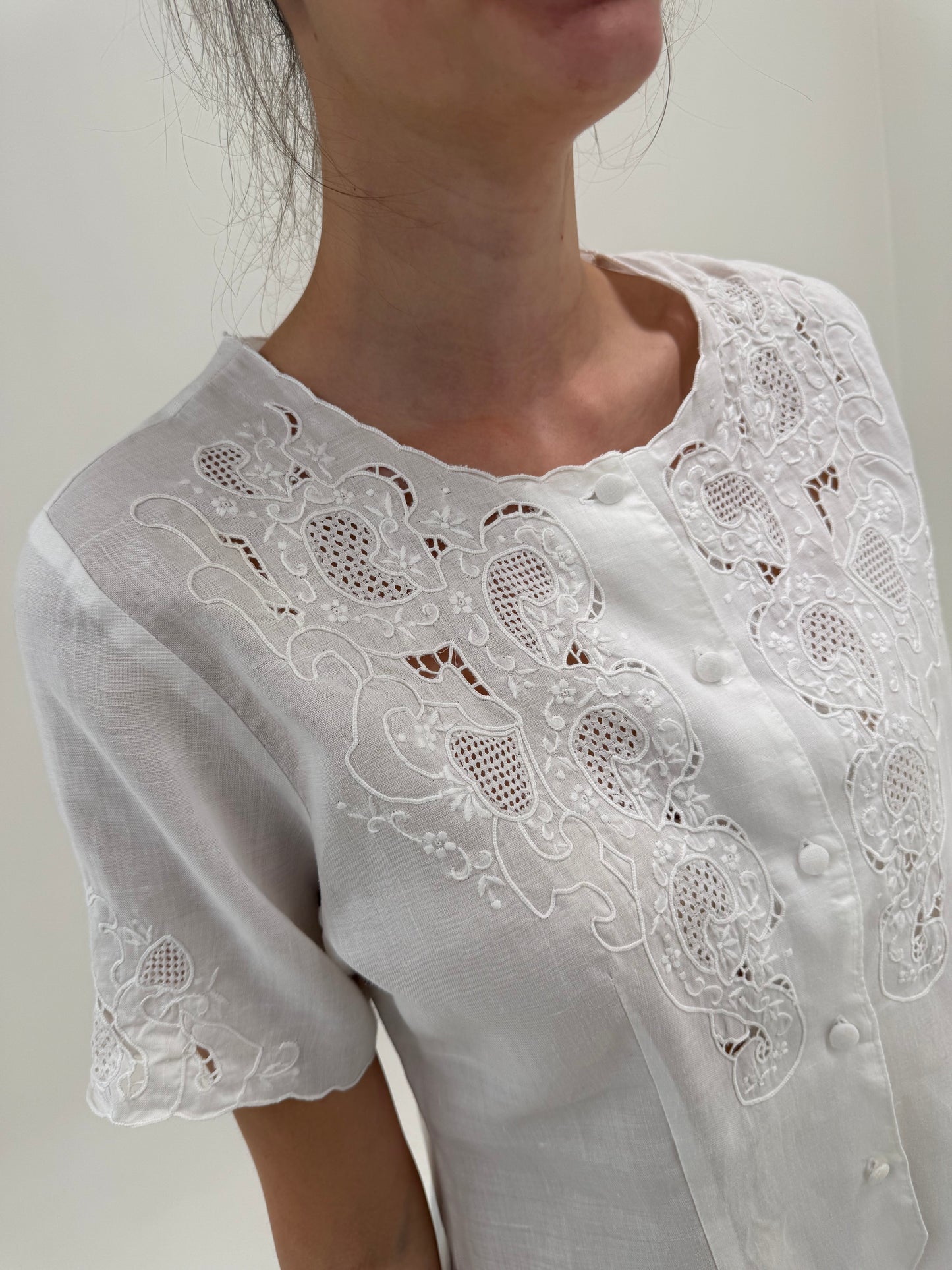 Cămașa bijuterie din in cu broderie manuală excepțională
