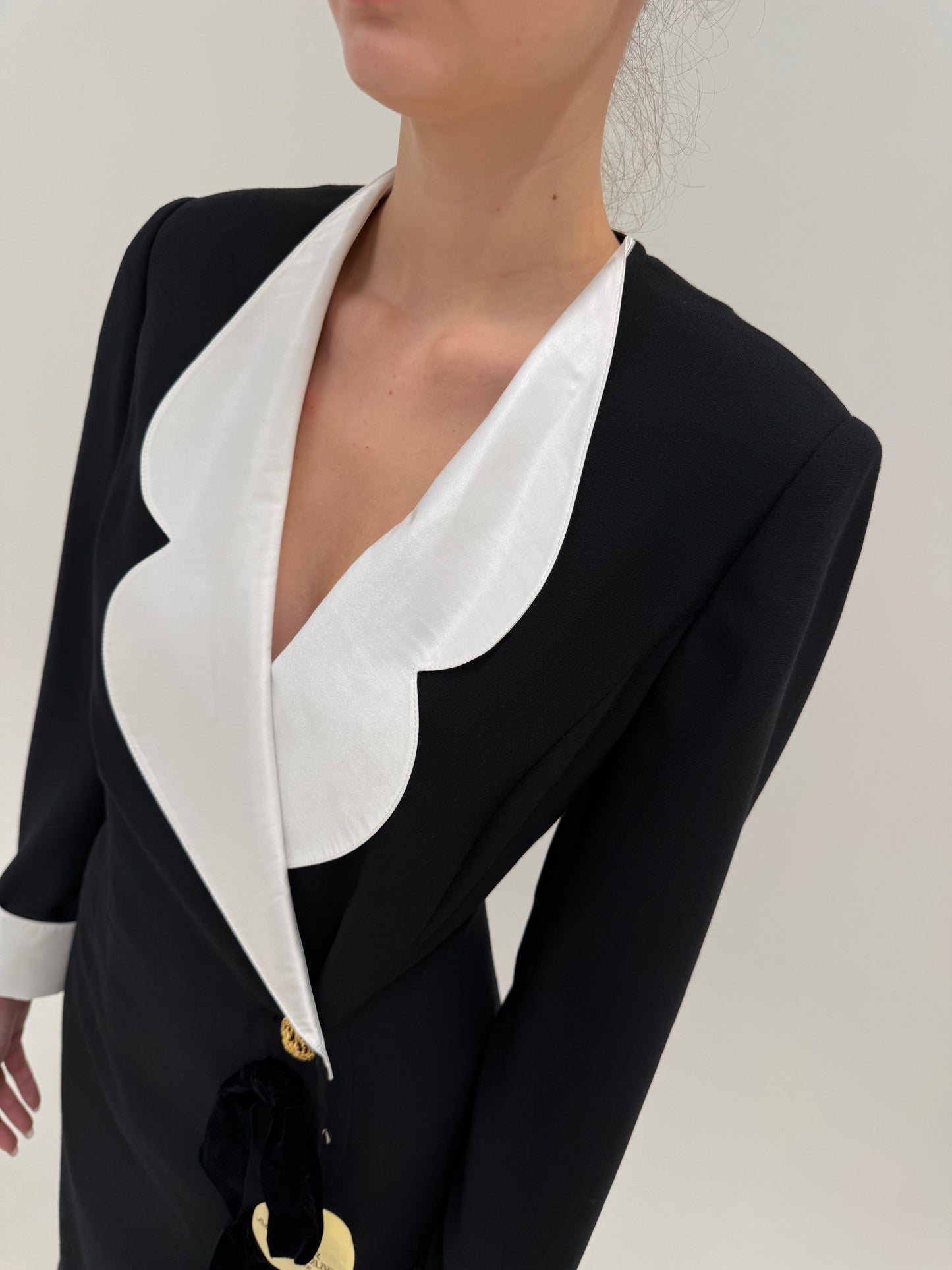 LBD maxi vintage nouă cu etichetă în stil Valentino cu revere și manșete contrastante