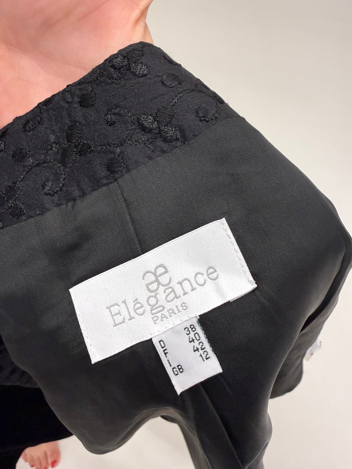 Sacou negru Elegance din stofă de mătase naturală neagră integral brodată