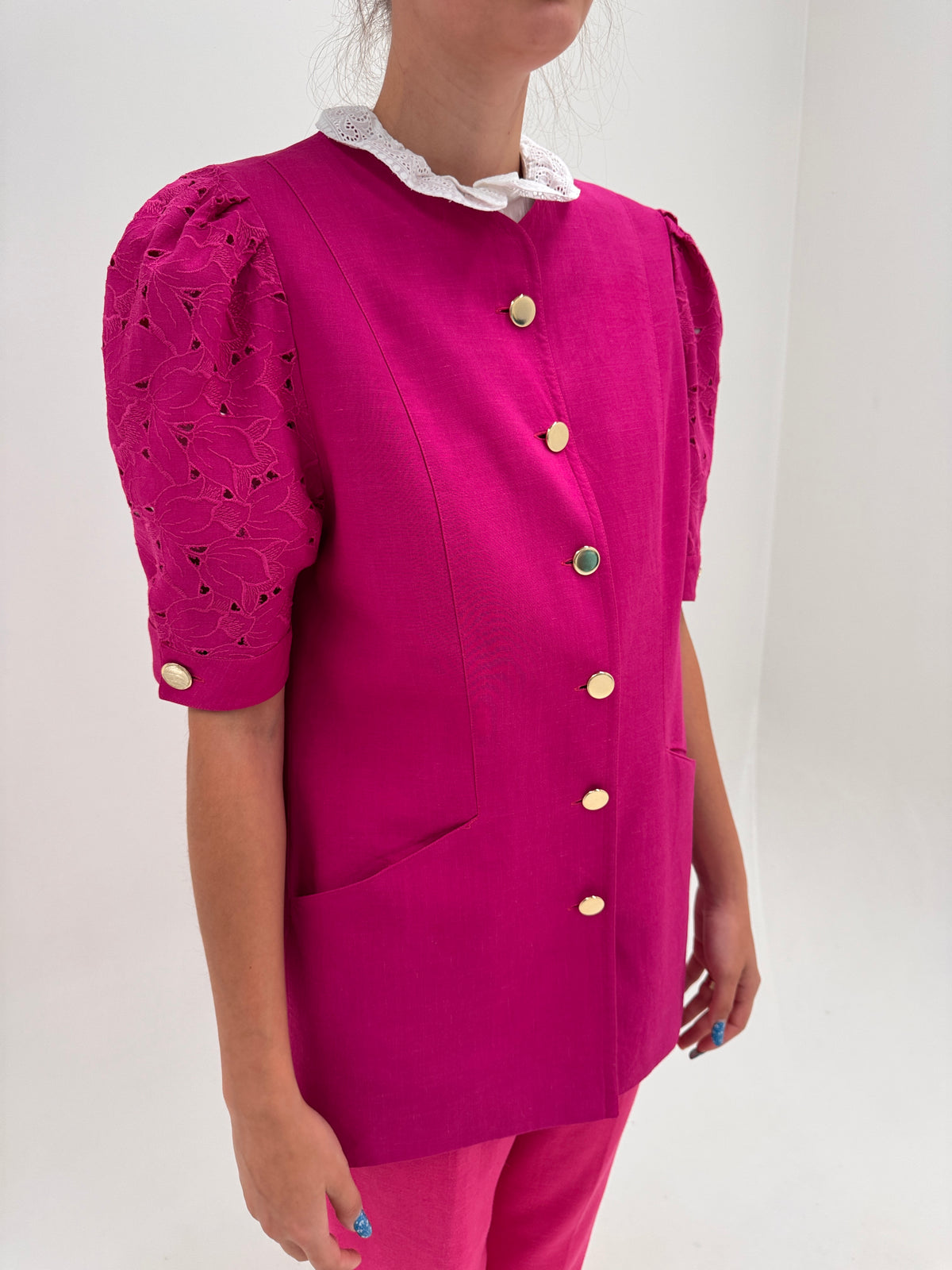 Sacou fucsia din în excepțional cu mâneci ușor bufante și broderie anglaise