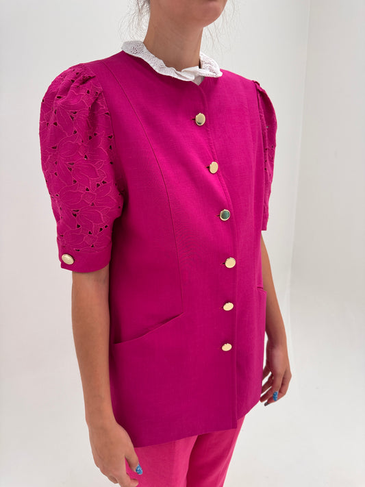Sacou fucsia din în excepțional cu mâneci ușor bufante și broderie anglaise
