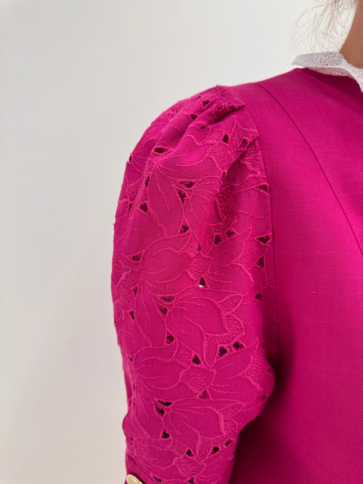 Sacou fucsia din în excepțional cu mâneci ușor bufante și broderie anglaise