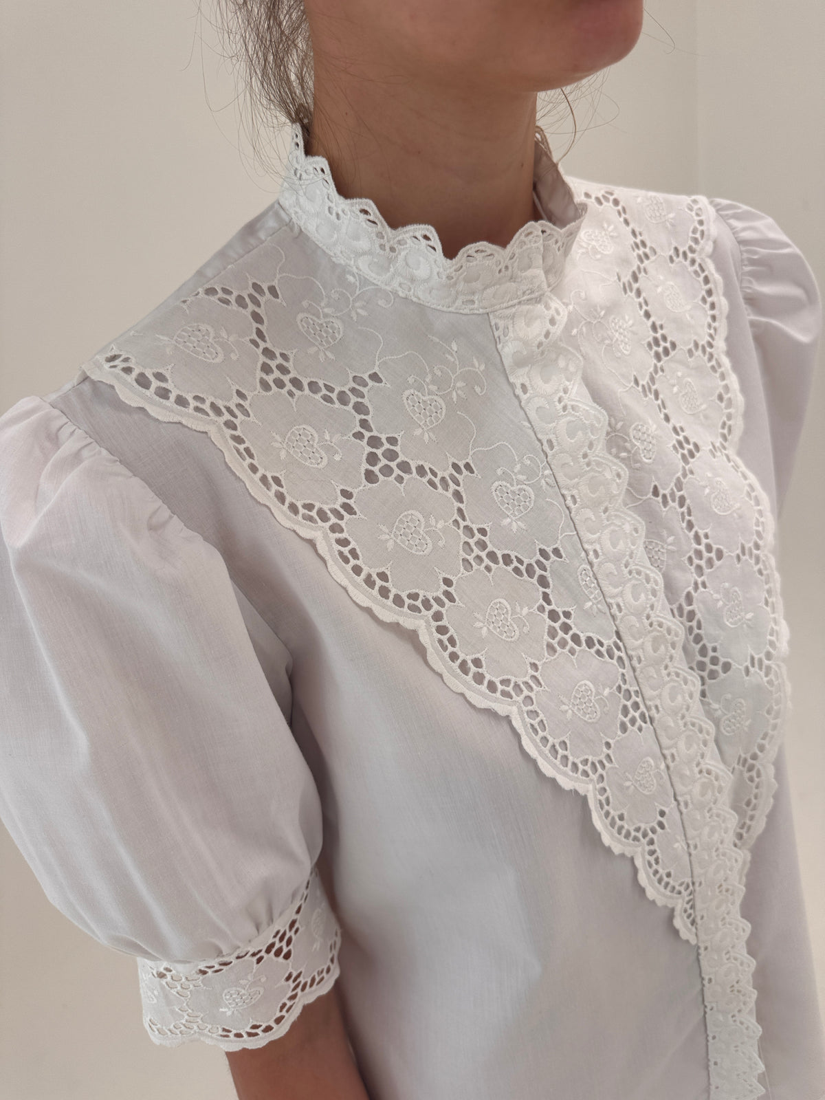 Cămașa vintage cu broderie anglaise și mâneci bufante din panzica de bumbac