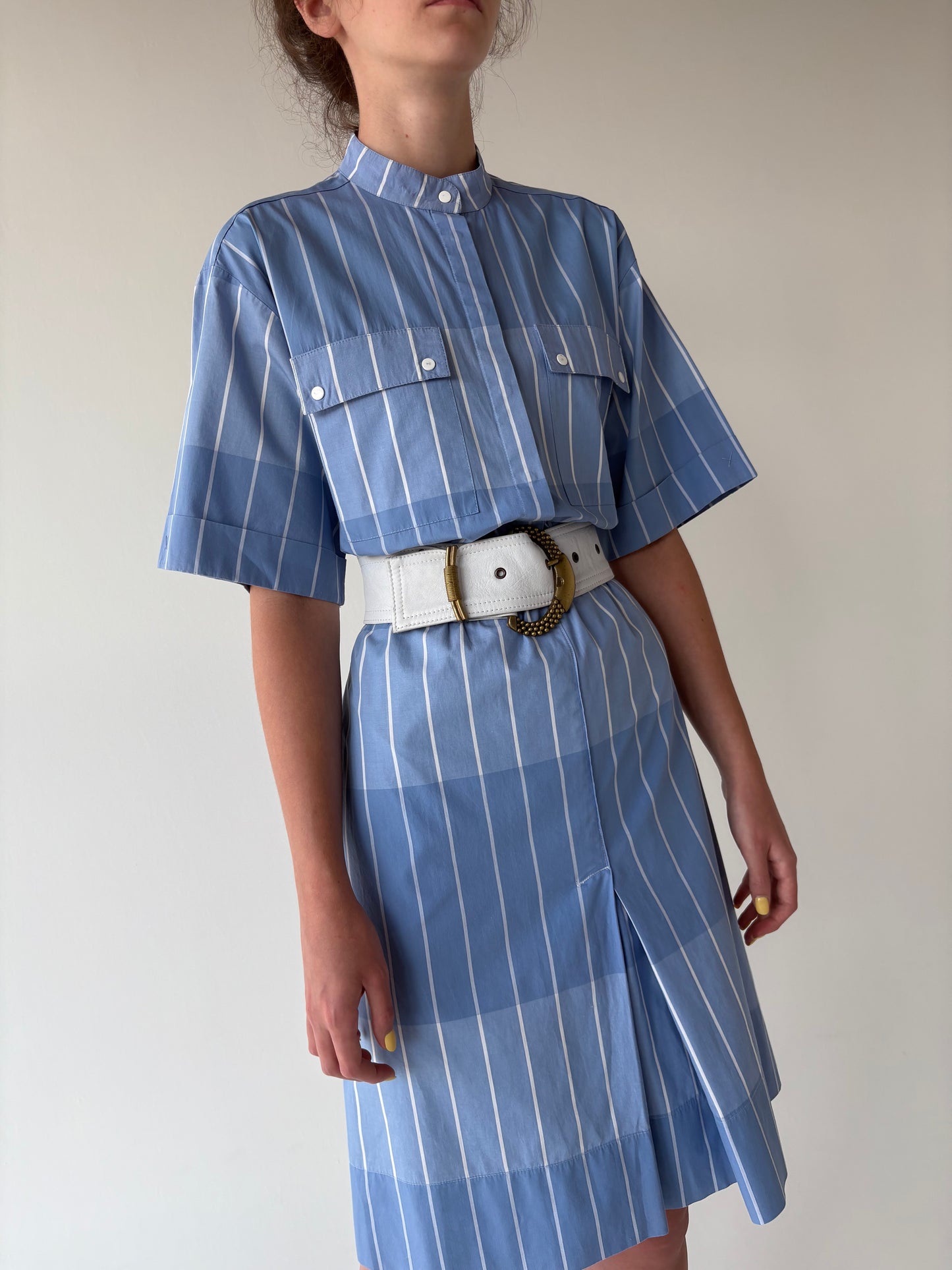 Rochie din poplin de bumbac în croi retro minimalist cu talie marcată
