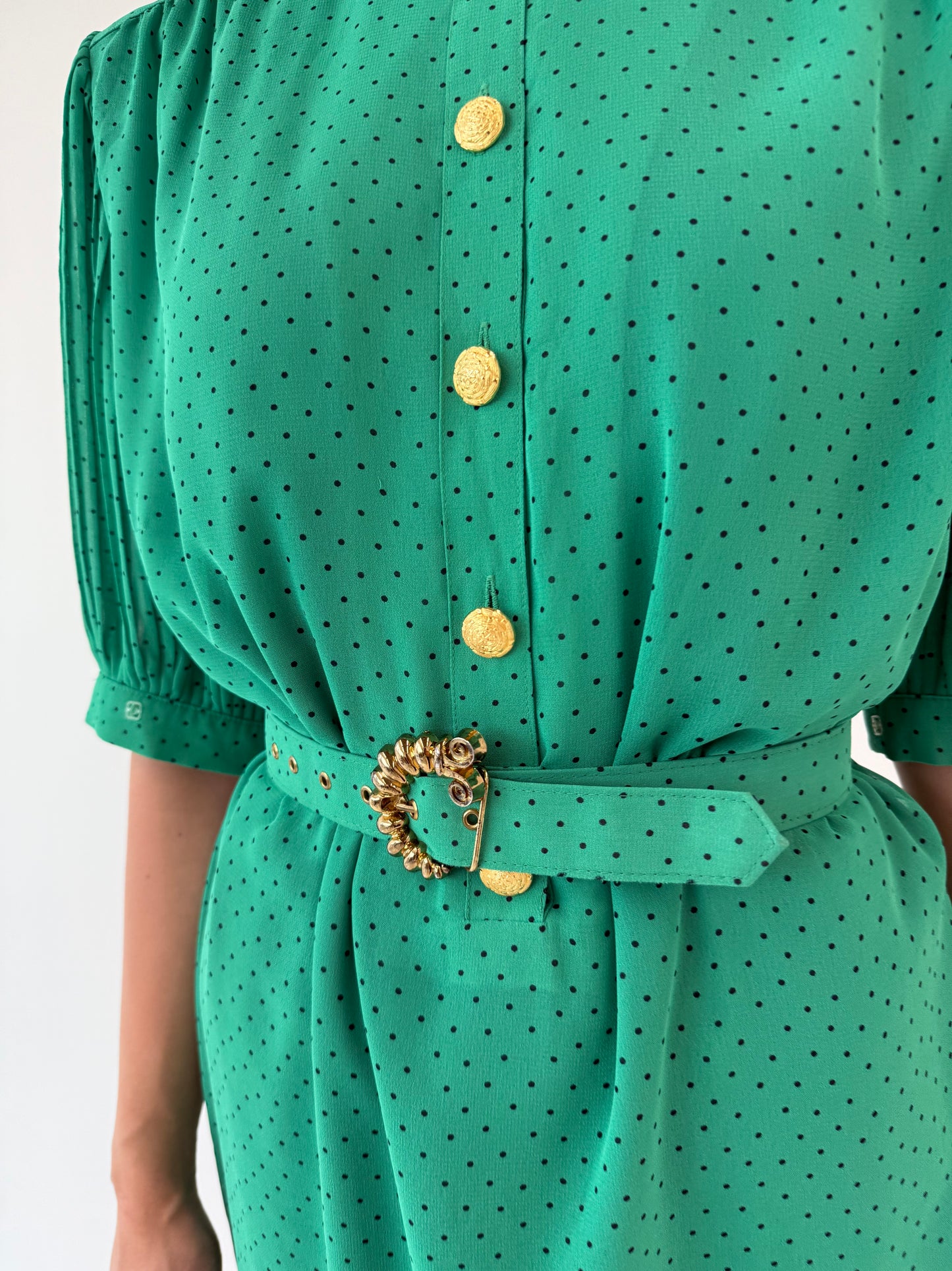Rochie vintage verde tare cu buline, centura proprie și feronerie aurie