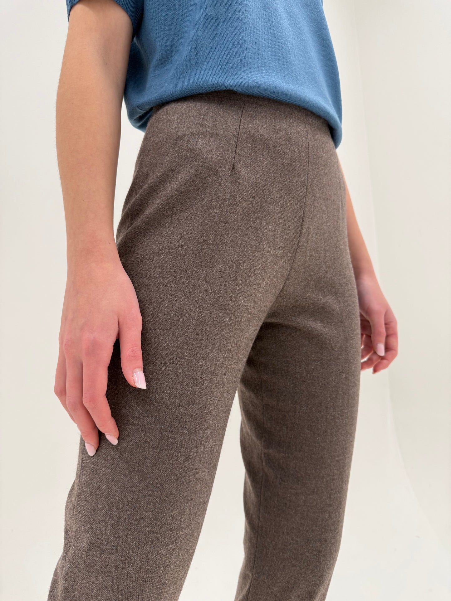 Pantaloni petite țigaretă taupe brown din lana extrafina cu talie ultra înaltă