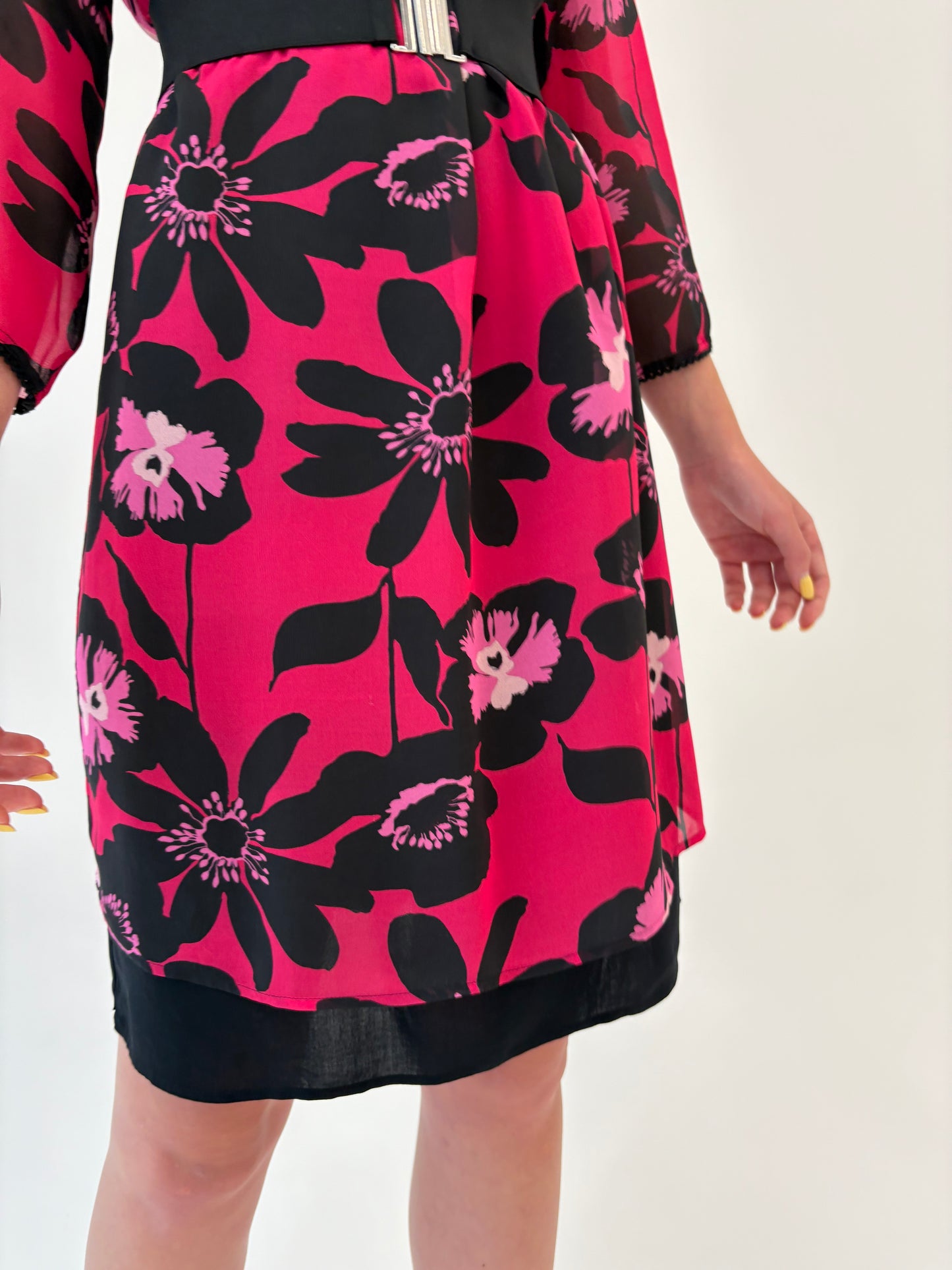 Rochie rasberry red business în croi lejer cu print floral negru