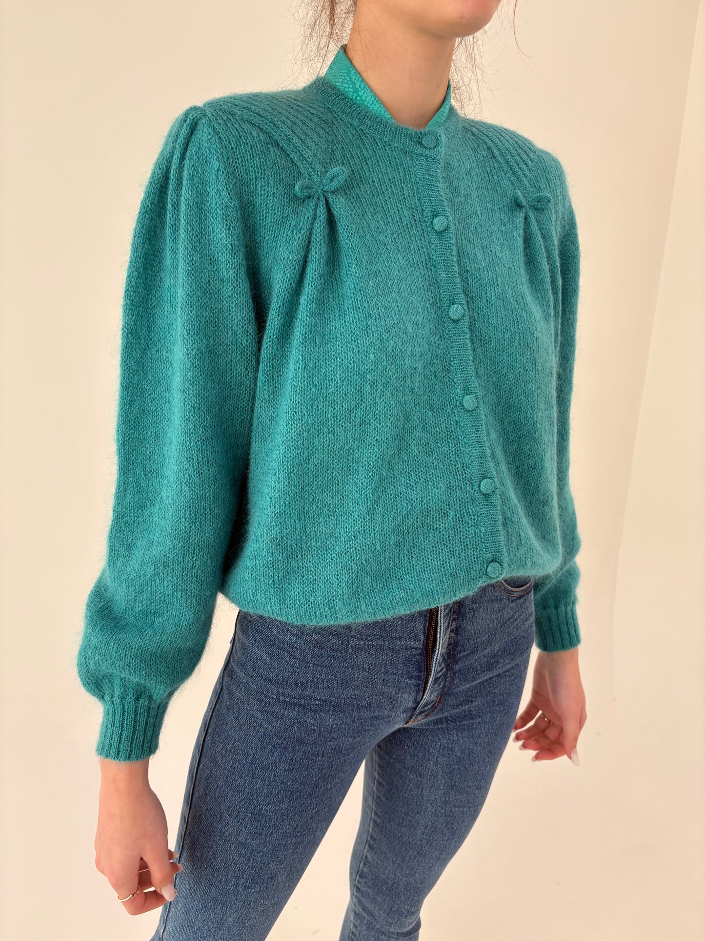 Cardigan vintage din baby mohair în croi uktra feminin cu fundițe