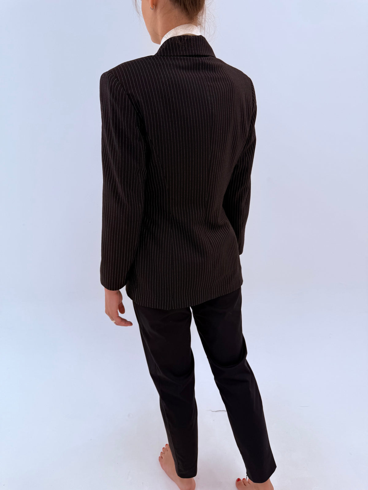 Sacou vintage Versace negru cu dungi fine albe cu nasturi bijuterie și revere late