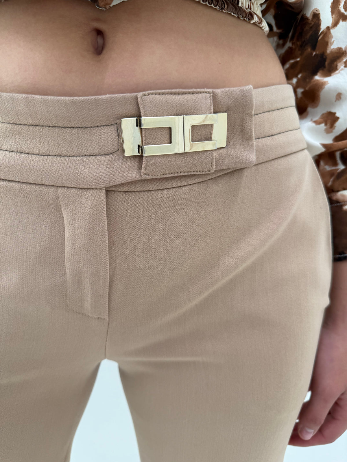 Pantaloni Elisabeta Franchi camel din stofita modelatoare cu accesoriu metalic