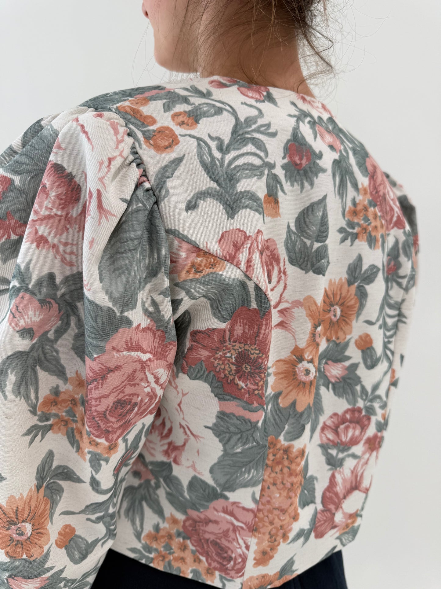 Sacou din pânză cu print floral superb în croi cambra spre cropped