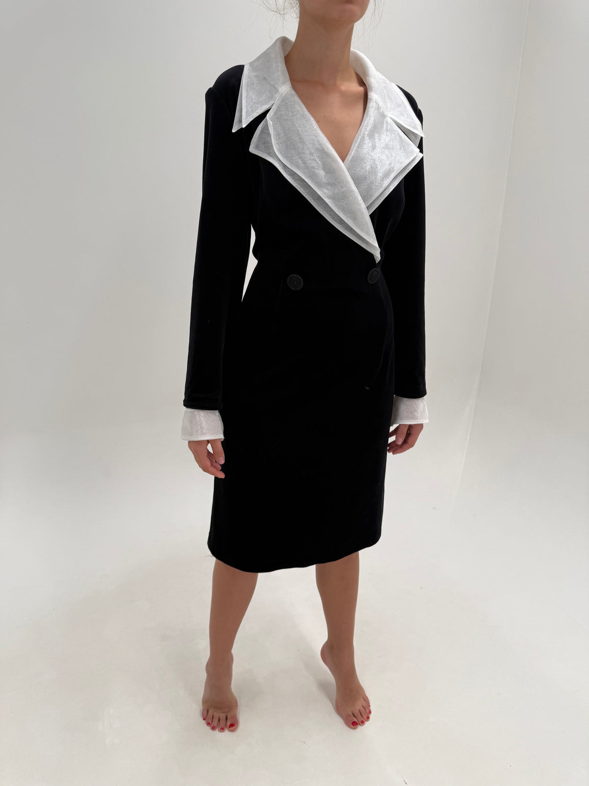 LBD vintage din catifea premium cu guler și manșete din organza albă