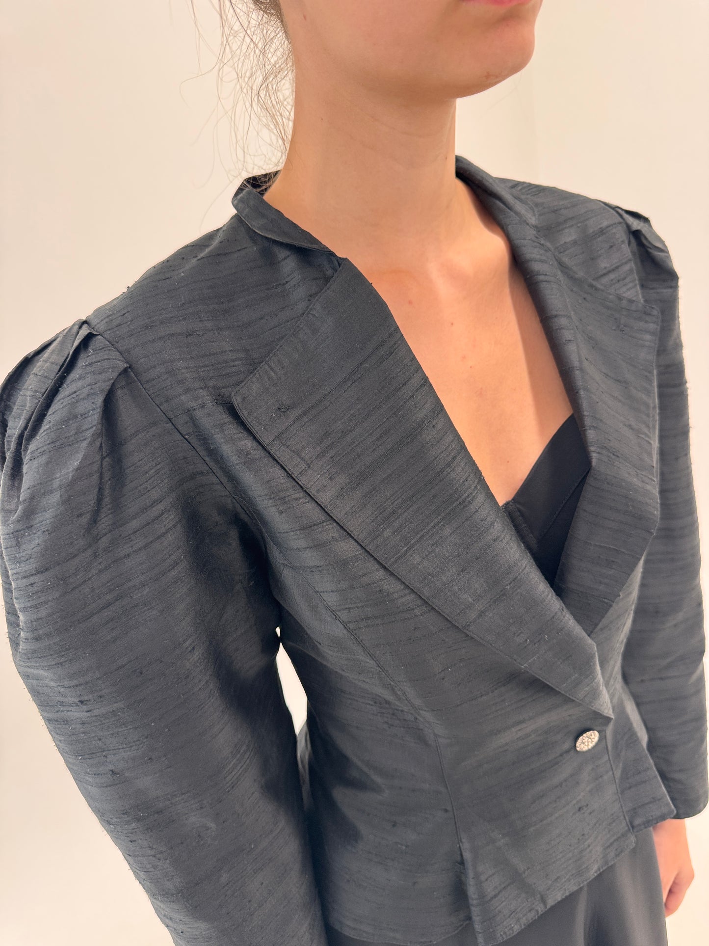 Sacou vintage negru cambrat cu umeri bufanți din mătase naturală dupioni
