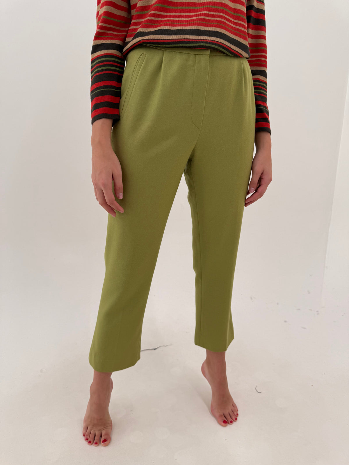 Pantaloni petite din lana extrafina verde crud cu pense și talie înaltă