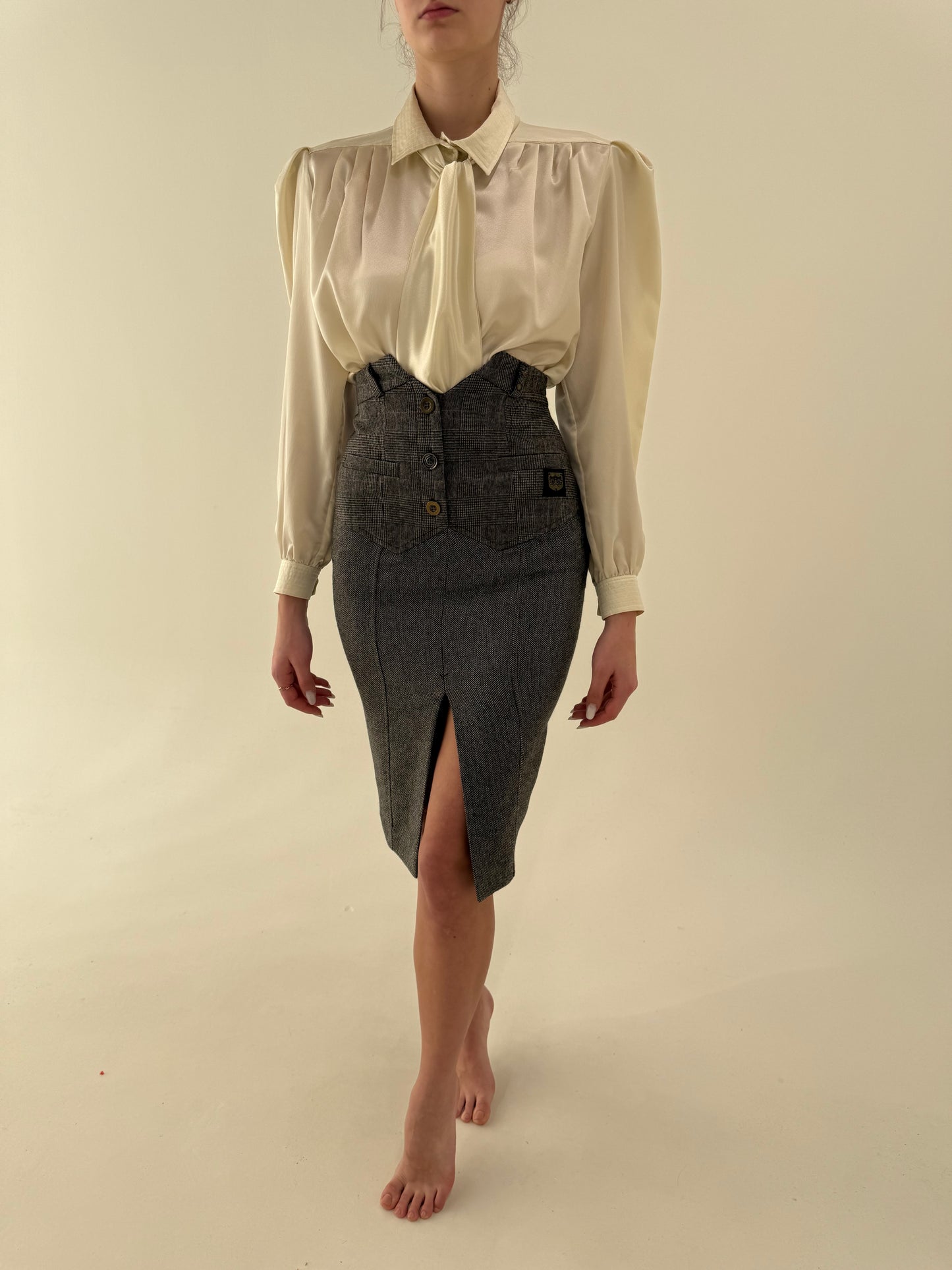 Fustă cu talie extrem de înaltă accentuată din stofita