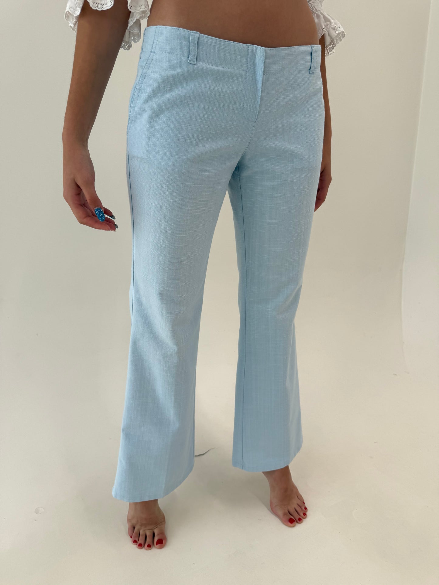 Pantaloni din pânză de in și bumbac evazați baby blue in croi revenit în trend