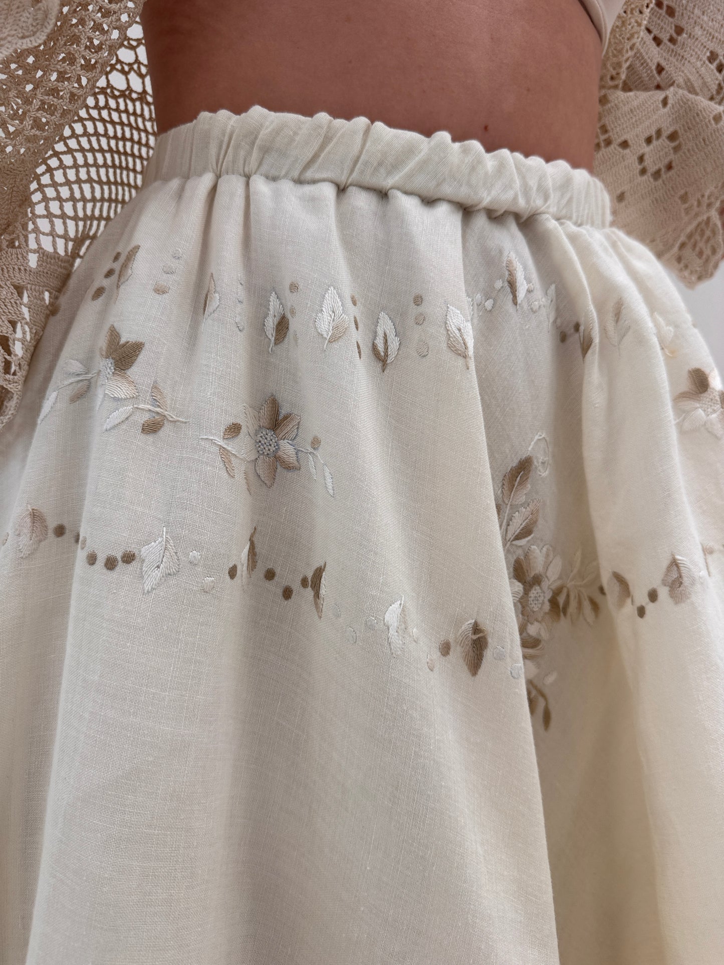 Fustă bijuterie din in cu broderie manuală superbă și talie elastică