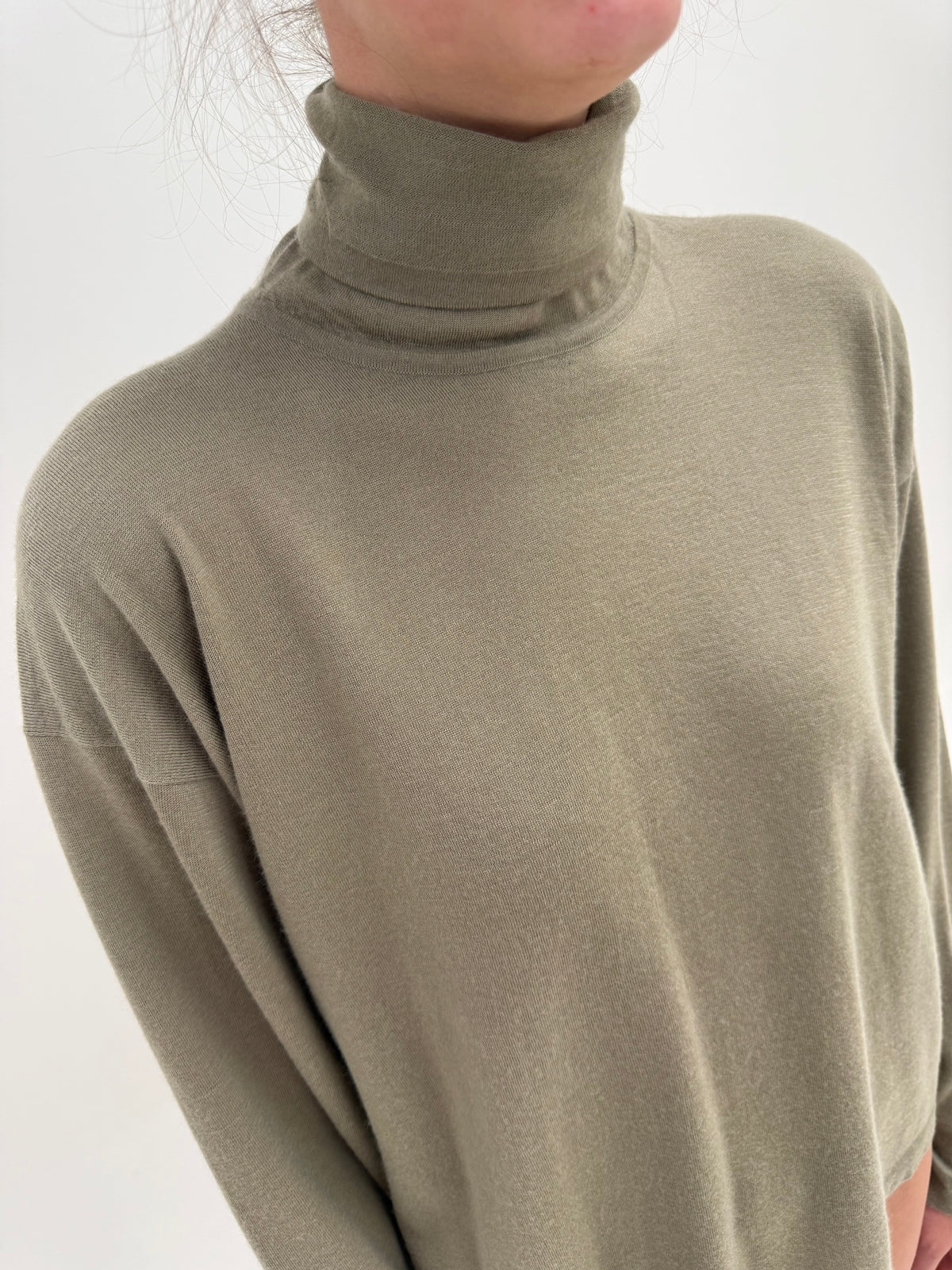 Maleta Sage green din cașmir excepțional subțire în croi oversized