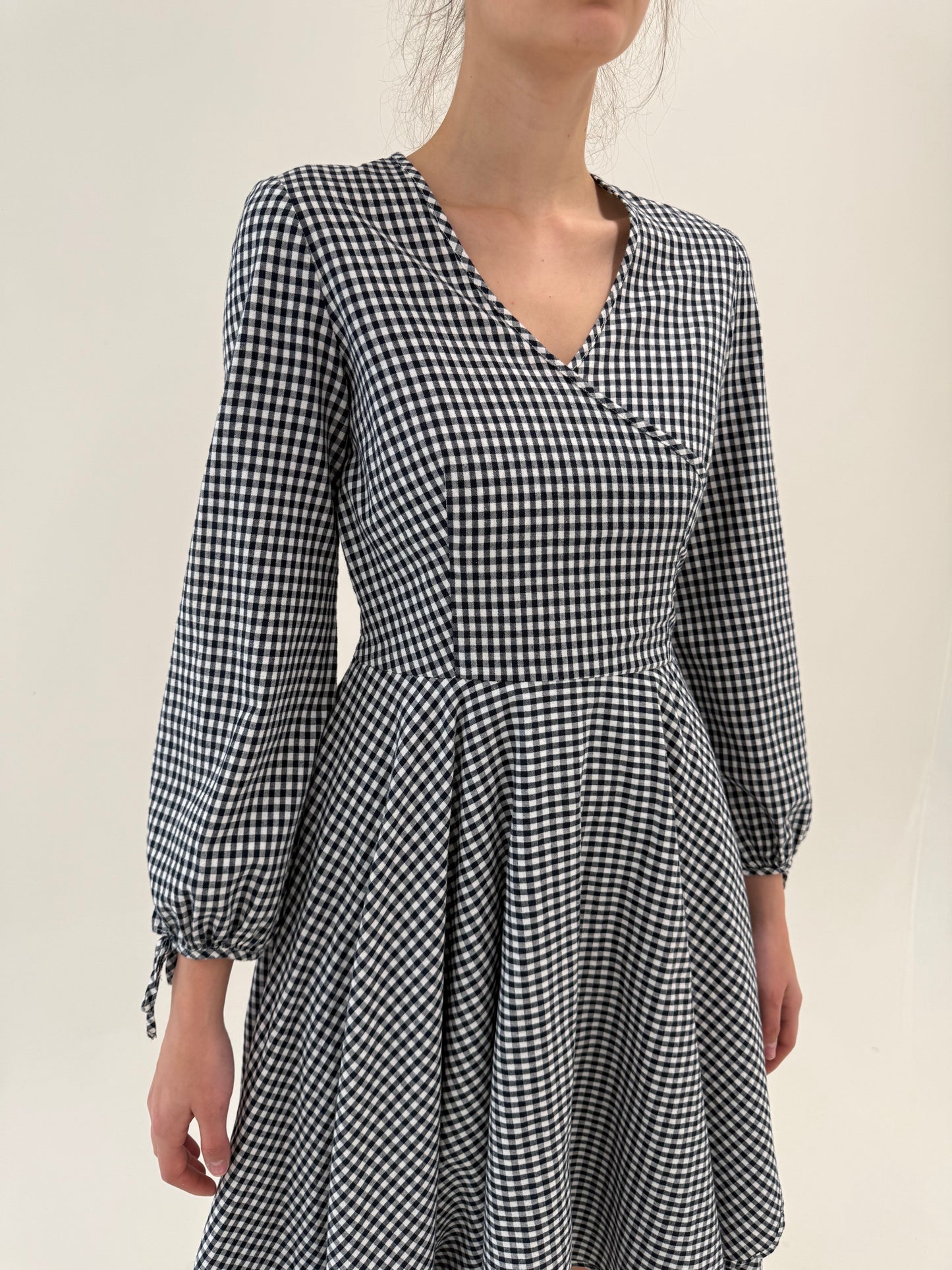 Rochie gingham din pânză premium în croi deosebit și talie ultra marcată
