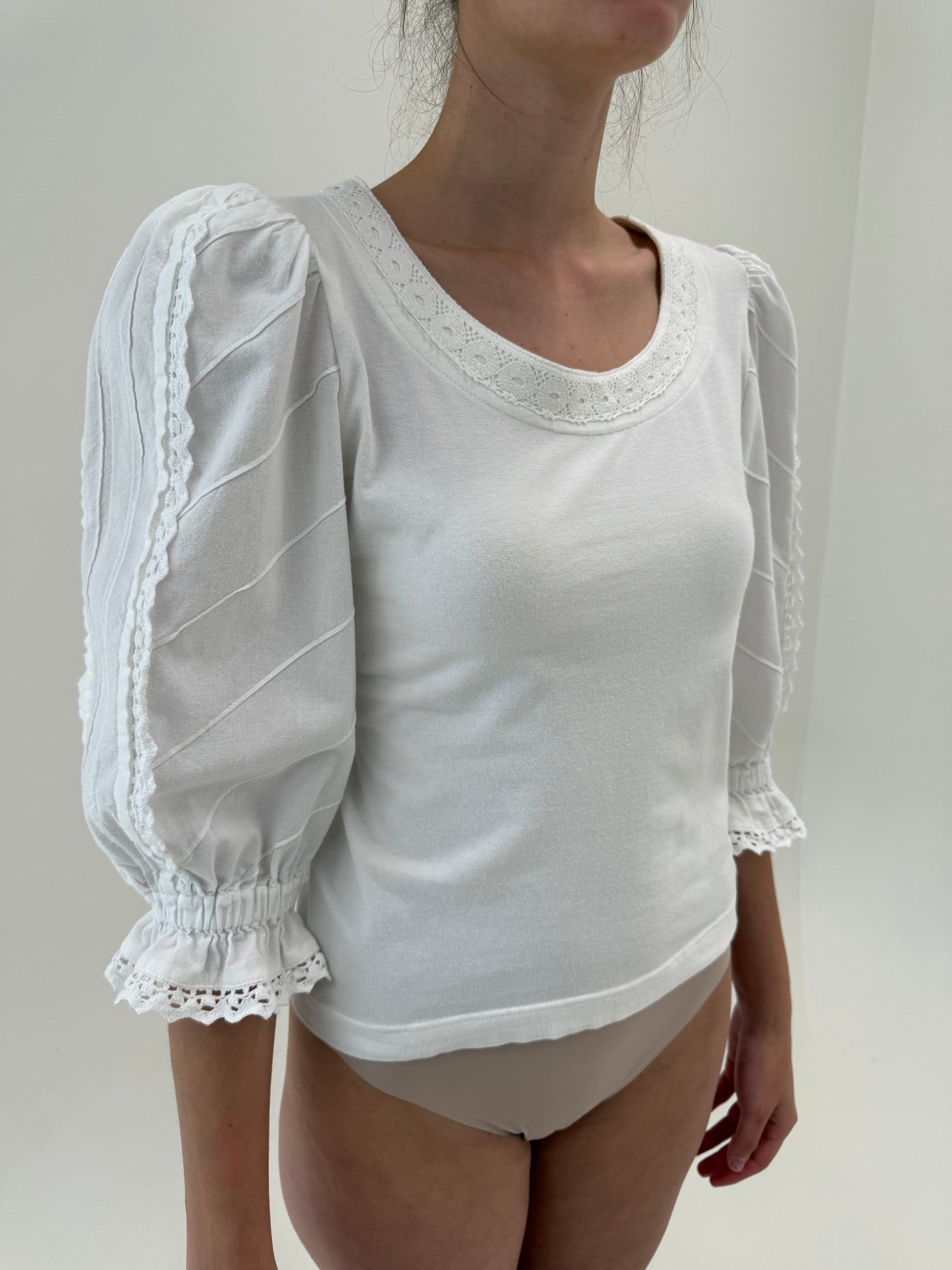 Top vintage cambrat din 2 tipuri de bumbac cu dantelă macrame