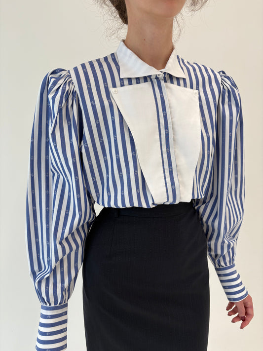 Cămașa vintage cu dungi în croi elaborat și jabou geometric