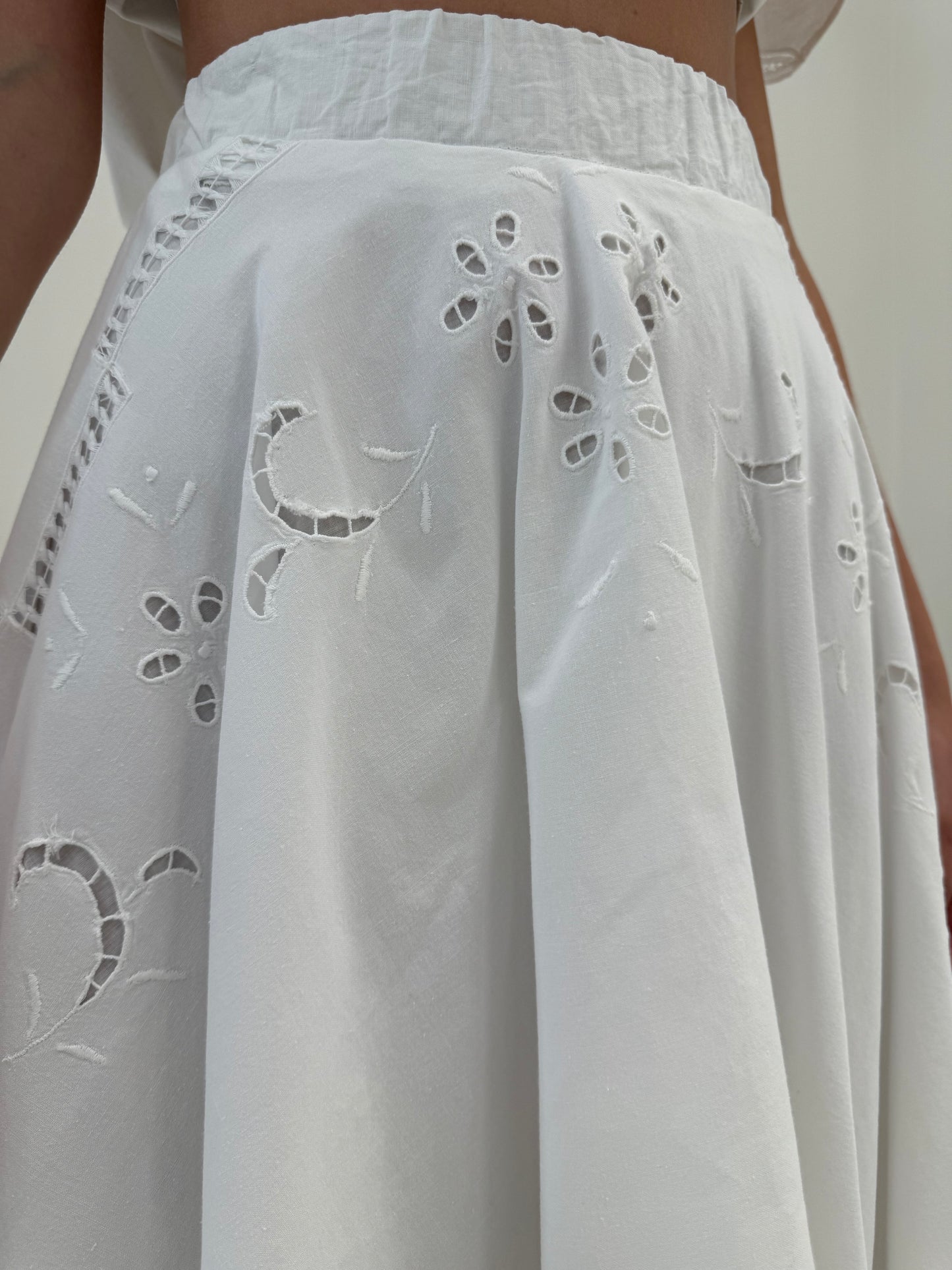 Fustă ultra chic bijuteriecu broderie manuală din pânză fină în croi mai lung la spate
