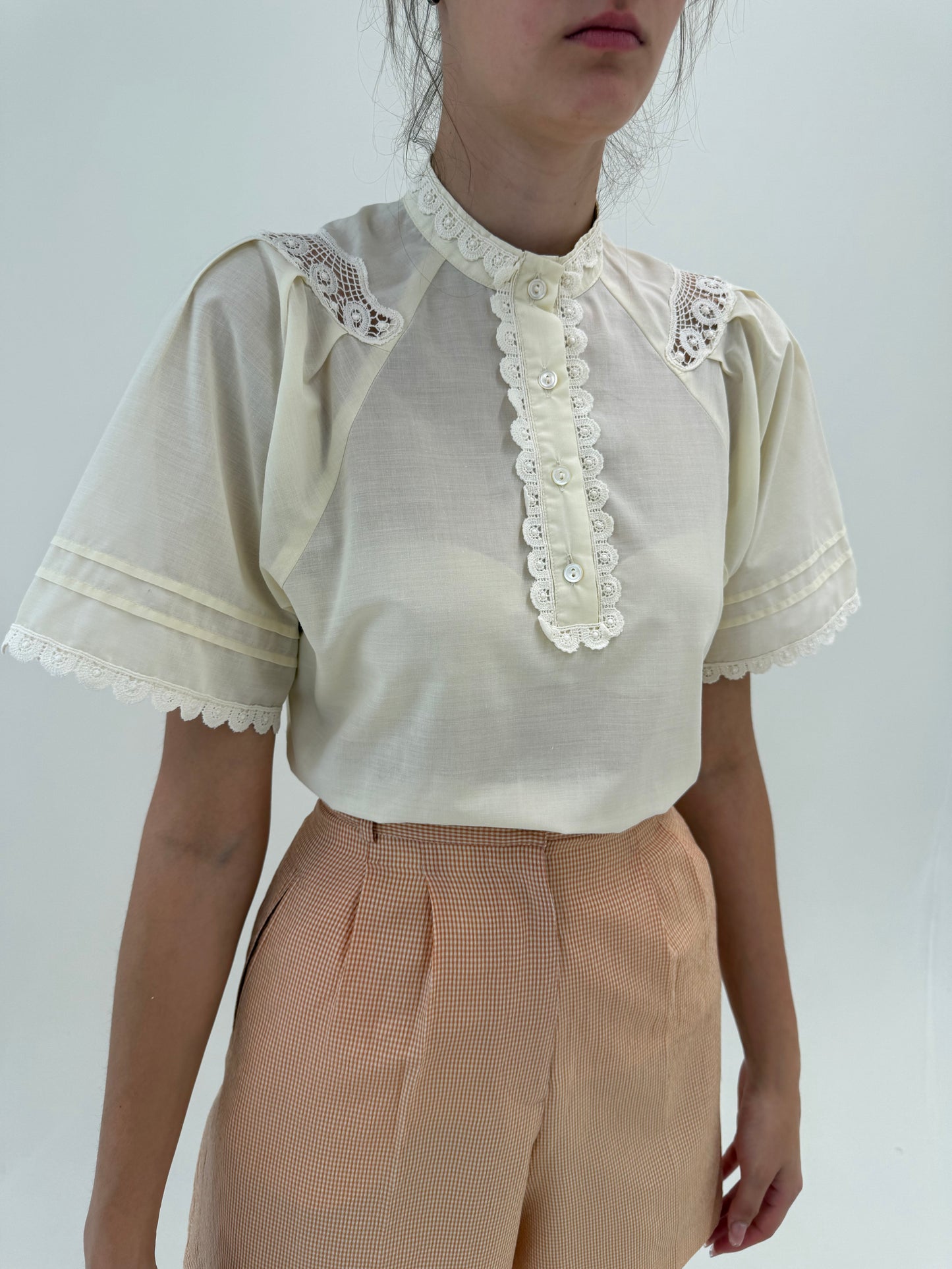 Cămașa vintage pale butter yellow cu inserții de dantelă macrame lucrată manual