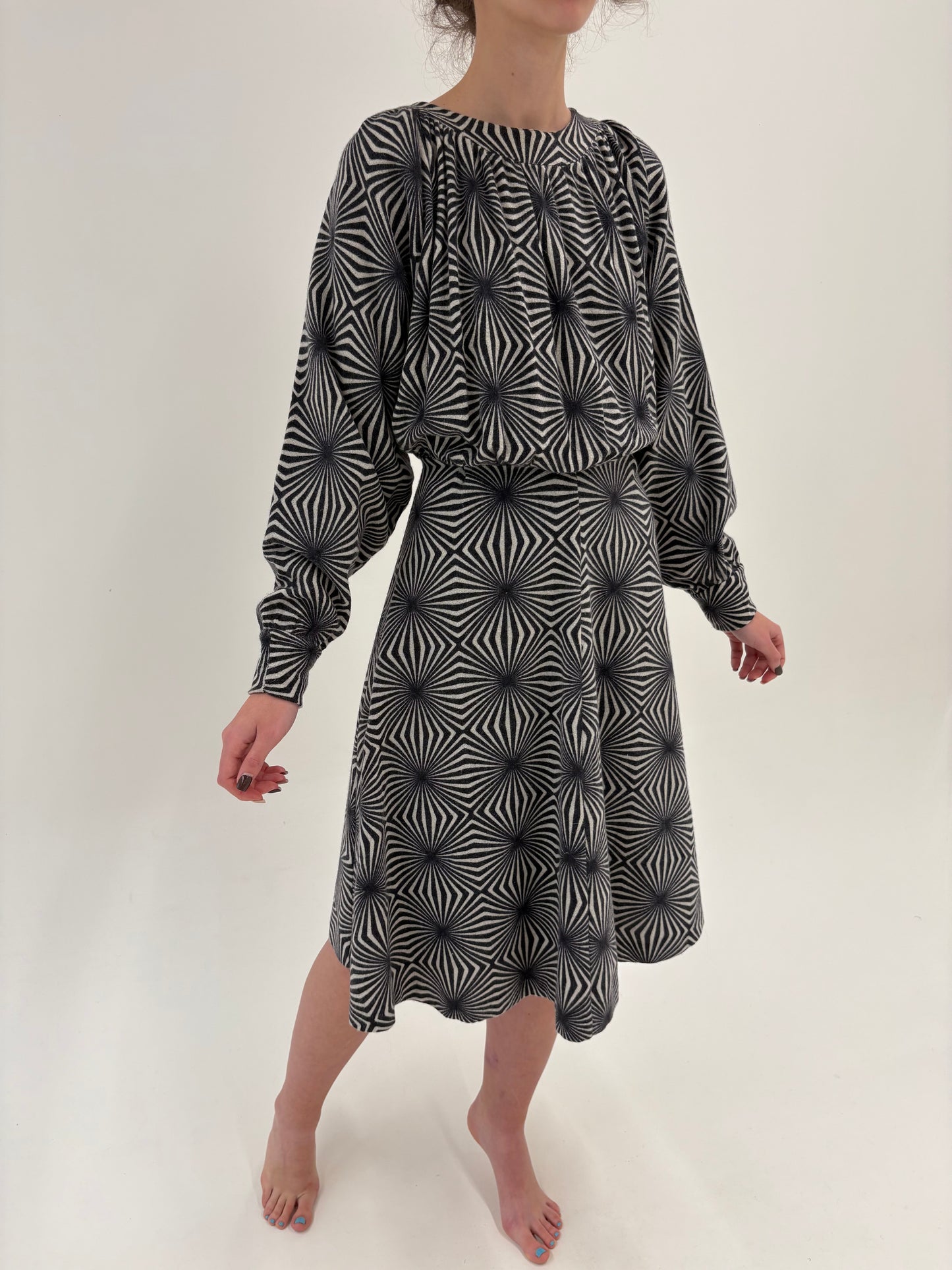 Rochie vintage cu print geometric alb-negru din lana extrafina și talie marcată