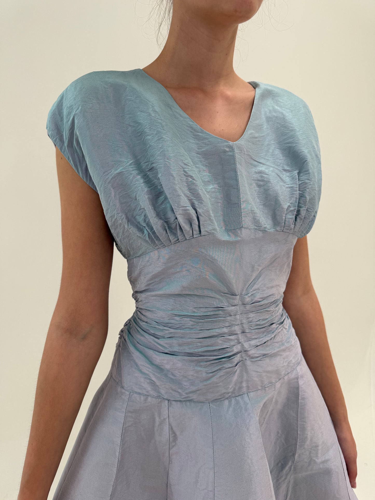 Rochie spectaculoasă din mătase naturală perlata cu ținuta baby blue