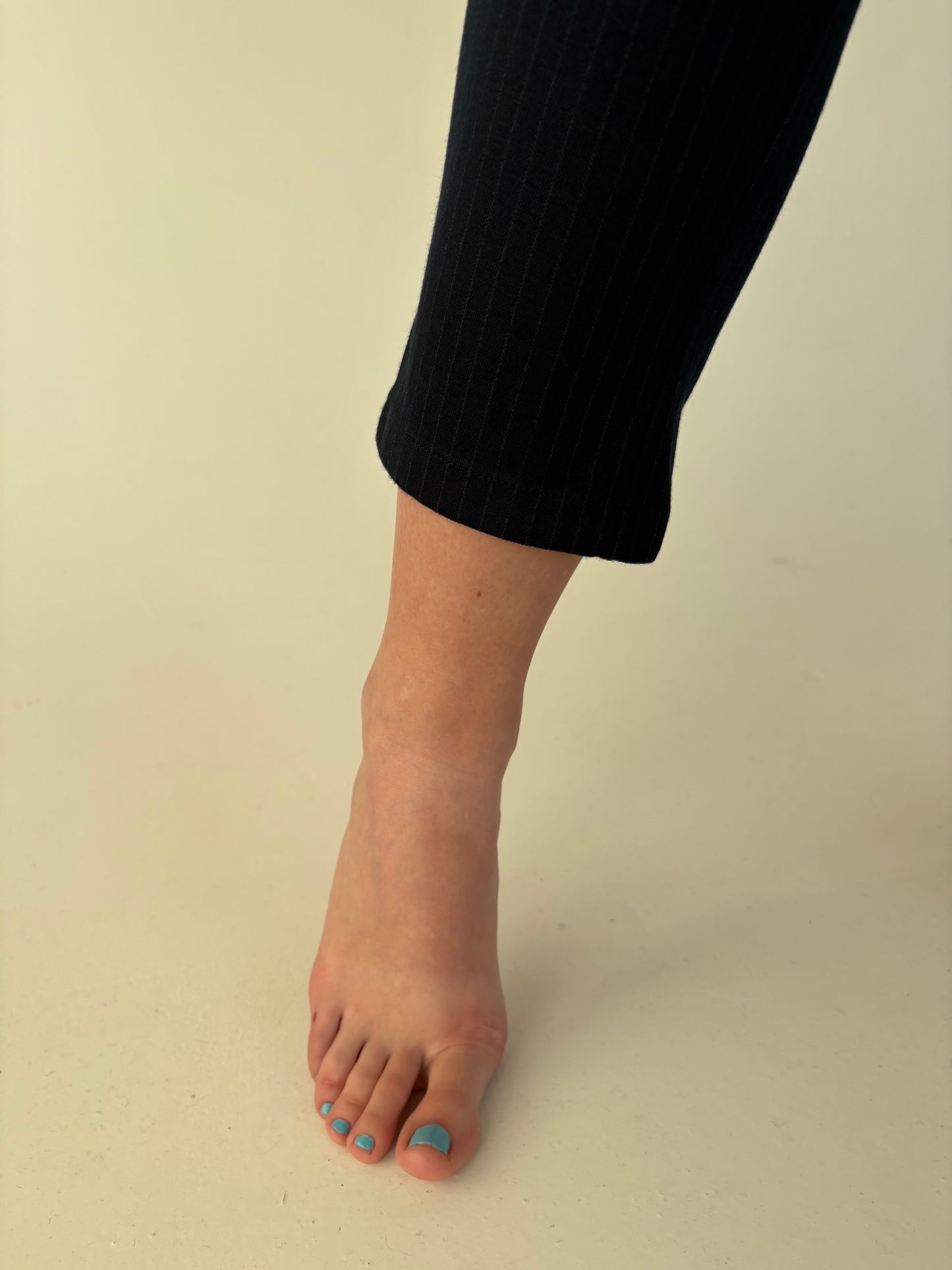 Pantaloni Navy cu dungi fine verticale din stofă strech