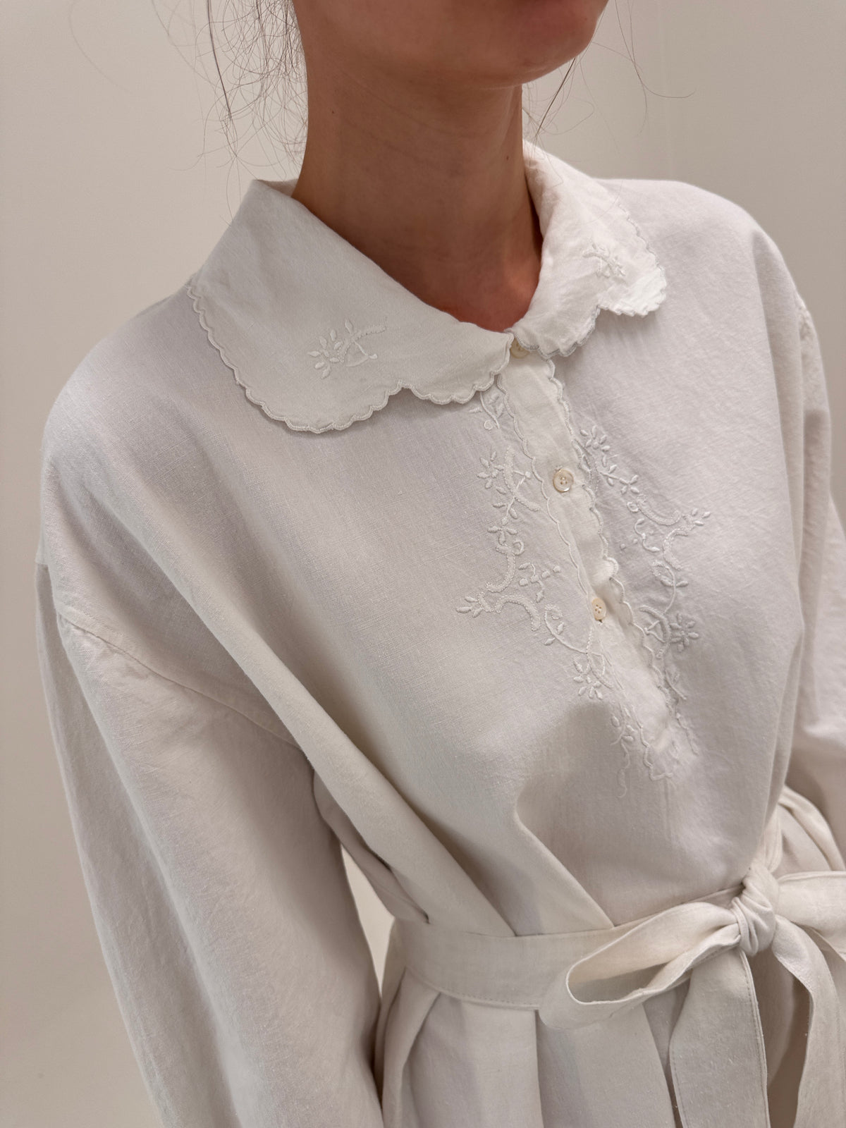 Rochie maxi din pânză excepțională de in cu broderie manuală delicată superbă