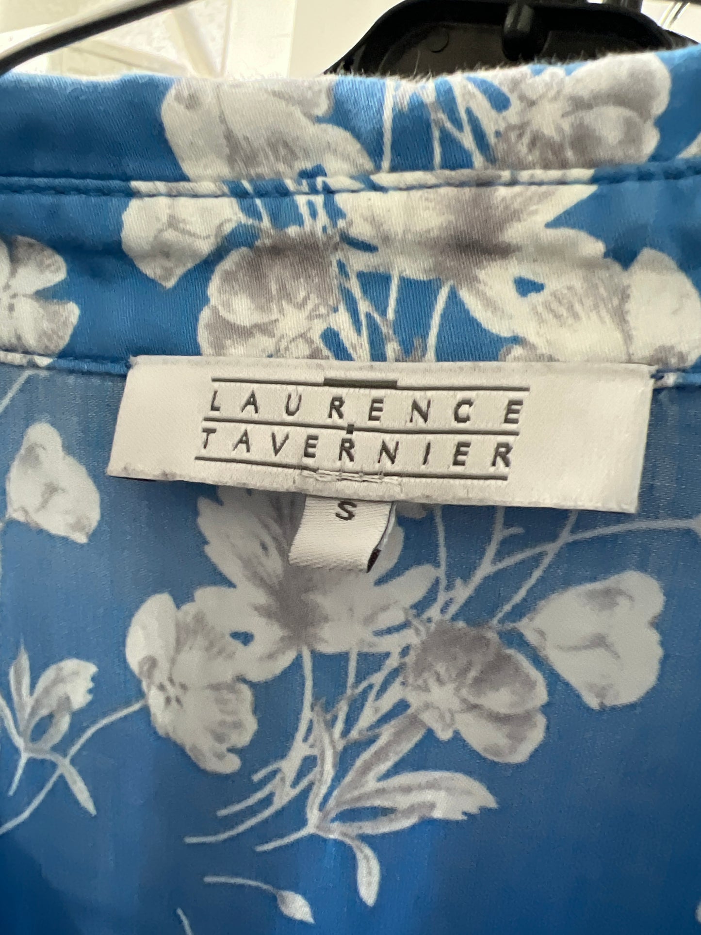Cămașa vintage albastru ciel cu print floral delicat