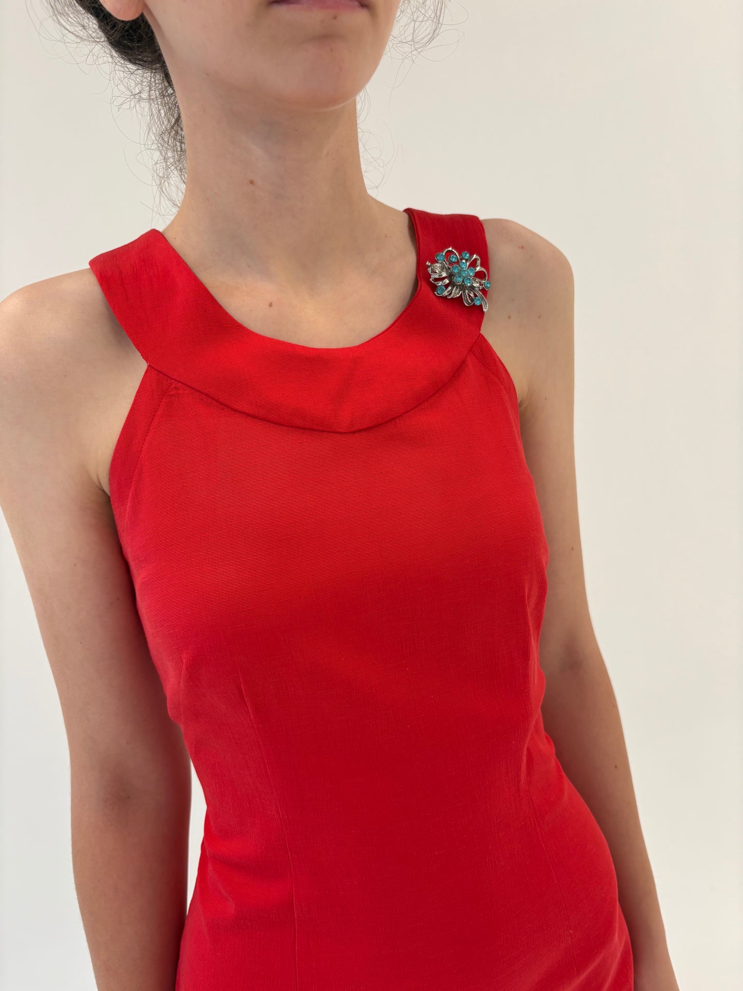Rochie modelatoare cherry red cu broșă inclusă
