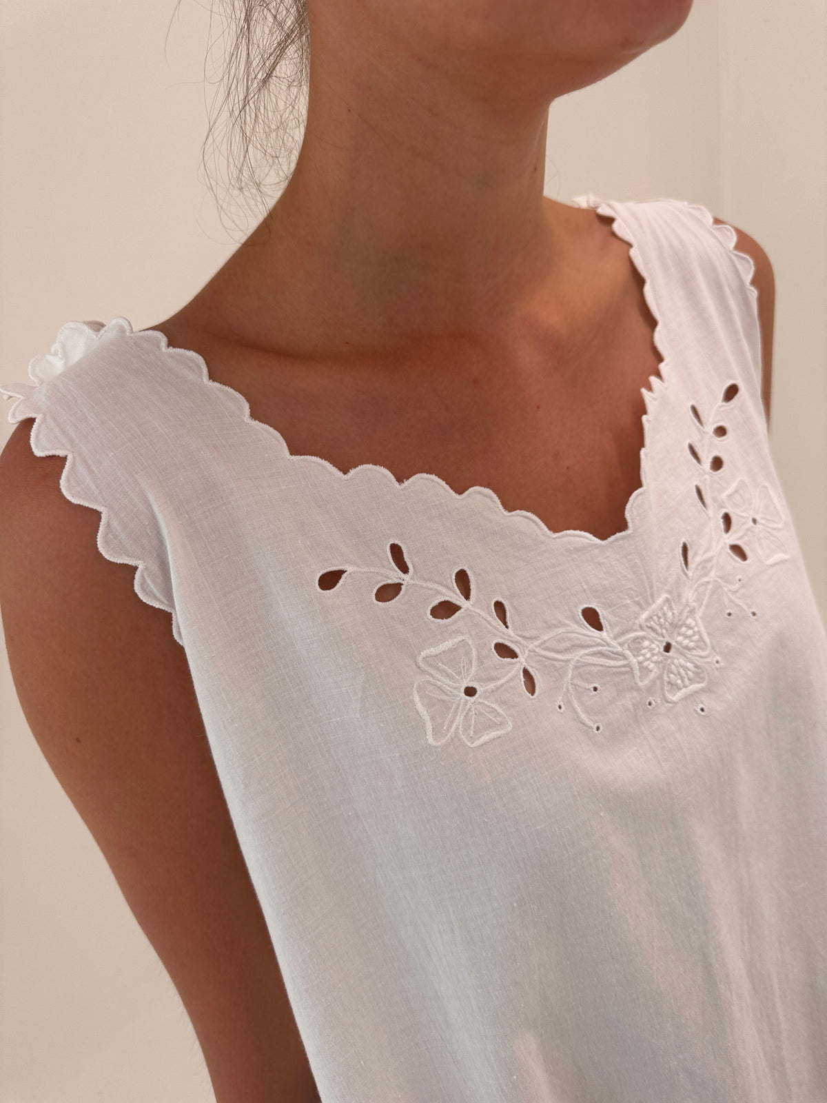 Rochie maxi cu broderie manuală delicată din pânză de in cu talie căzută