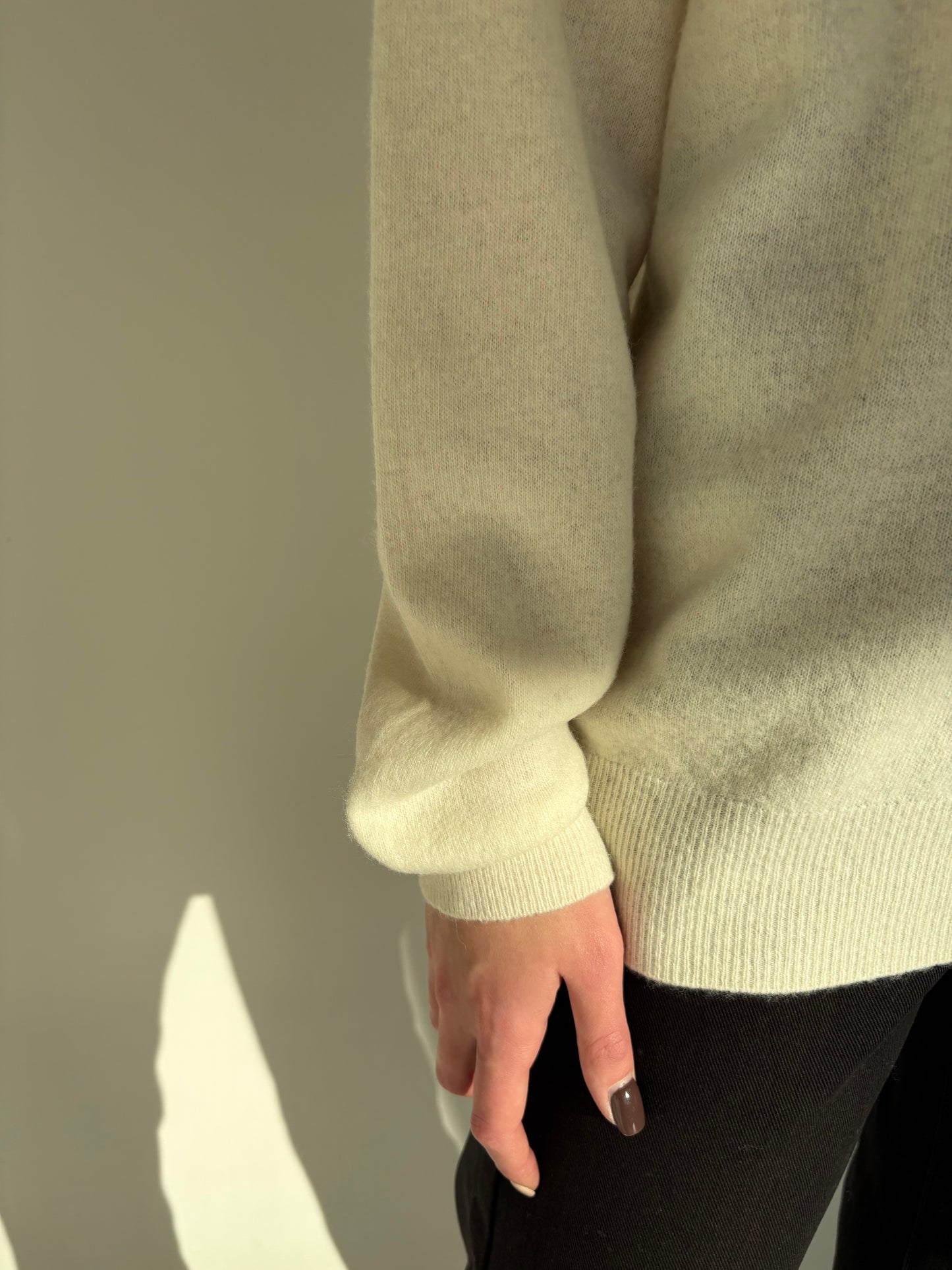 Maletă vintage butter white cu mânecă amplă 80% lana plină extrafina