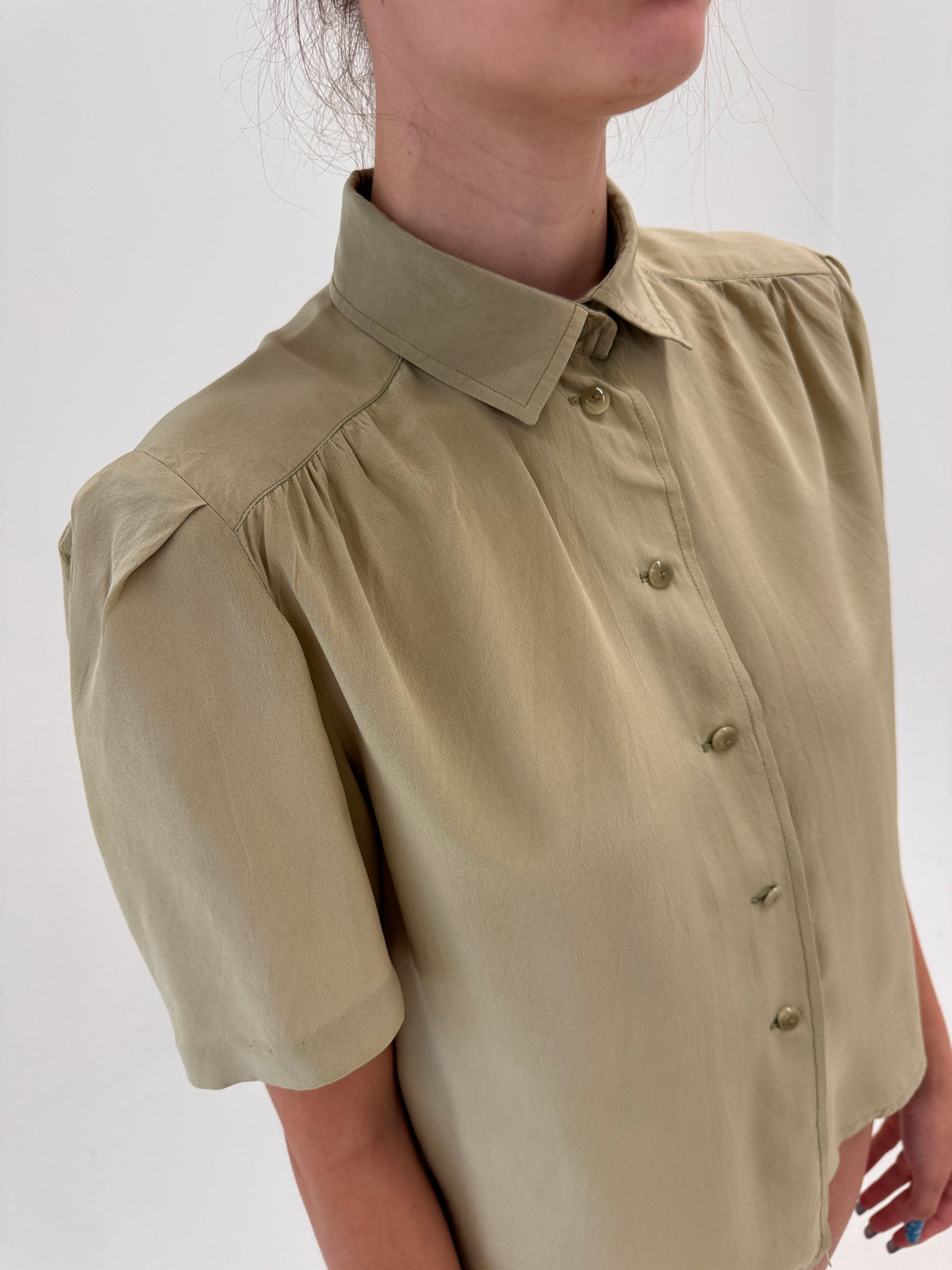 Cămașa vintage din mătase naturală cu influențe soft army light kaki