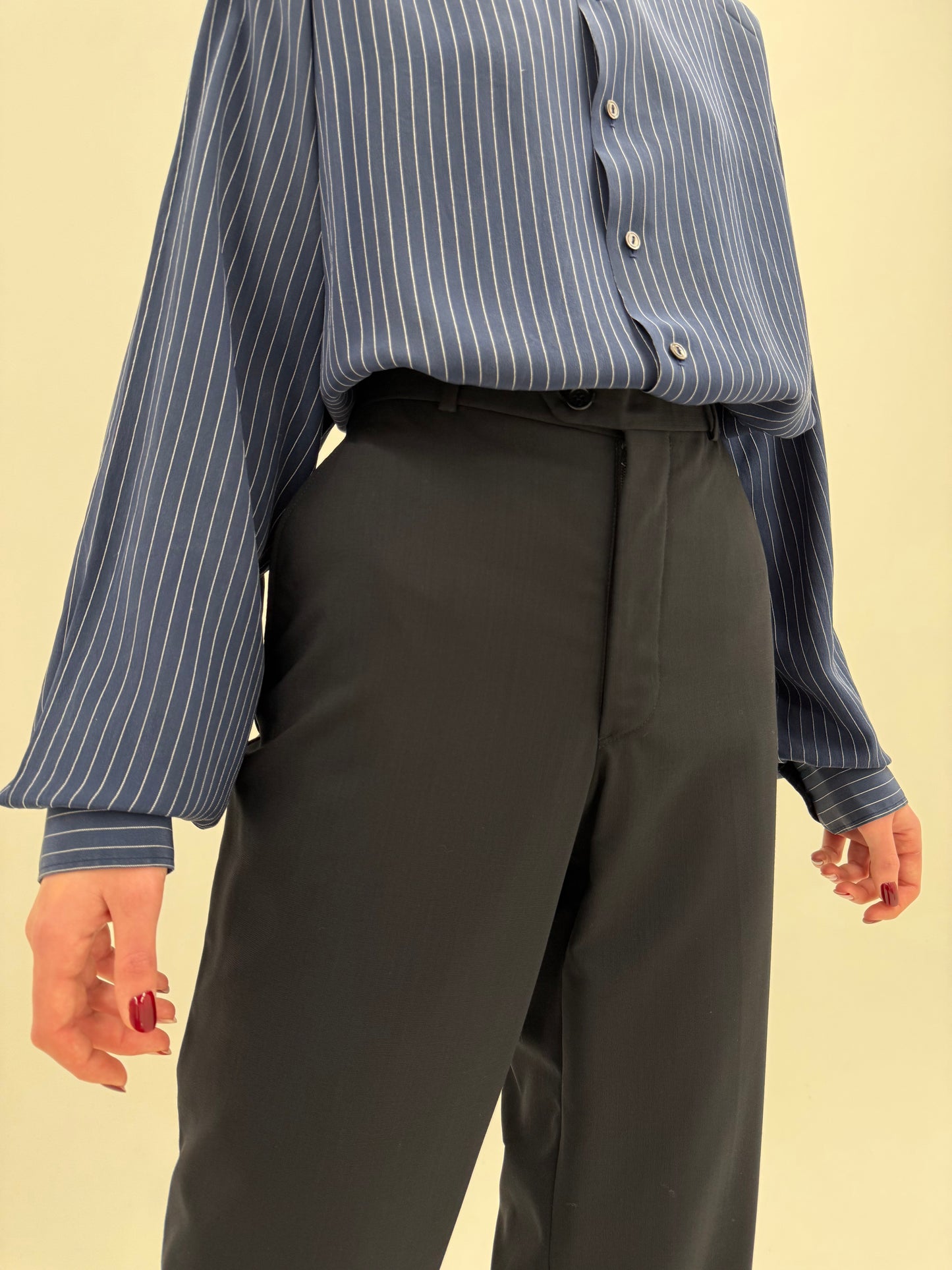 Costum Armani în croi super actual cu sacou scurt din lana extrafina