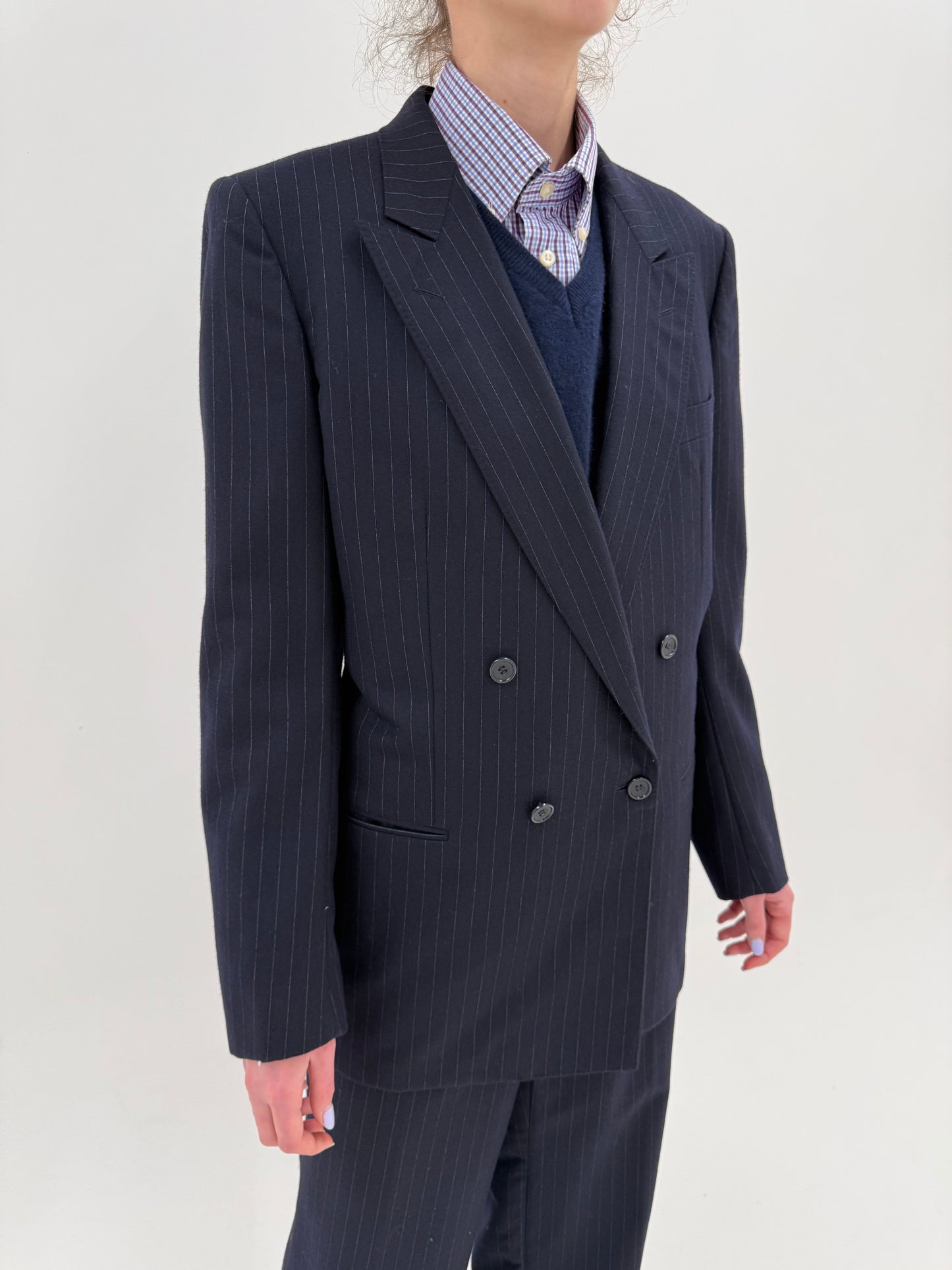 Costum ultra luxury Zegna în dungi fine verticale cu închidere dublă