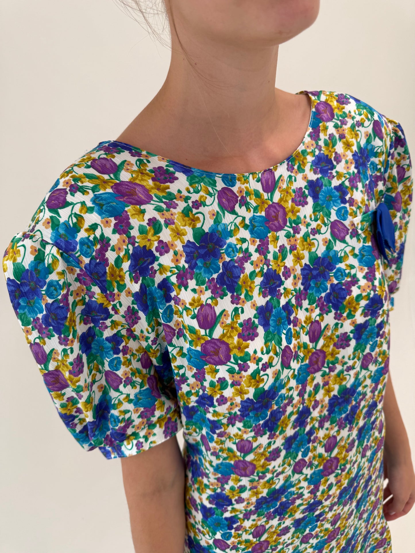 Rochie vintage cu print floral superb și umeri bufanți midi
